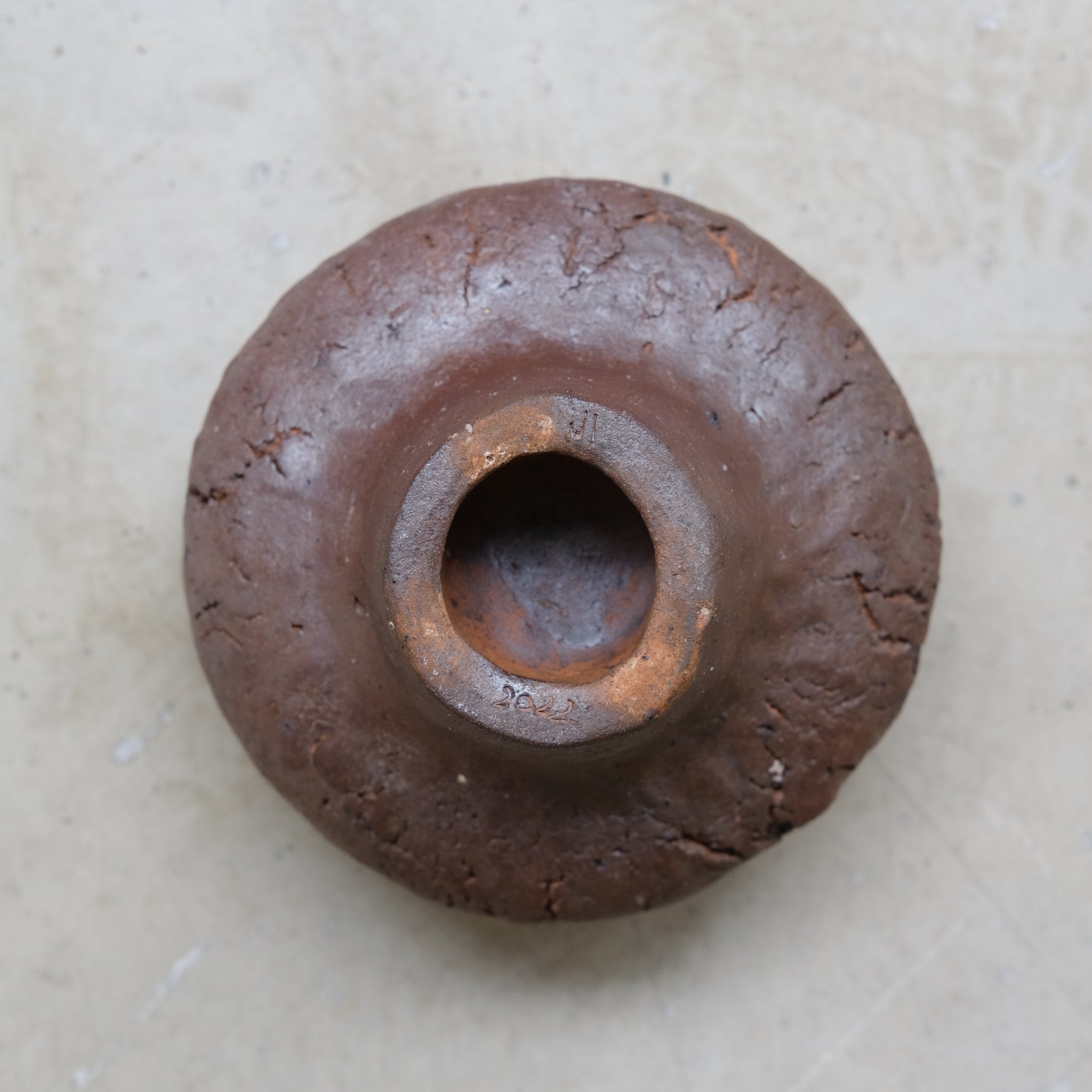 Coupe en terre glanée cuisson bois 01- H13cm - brique de Judith Lasry chez Brutal Ceramics
