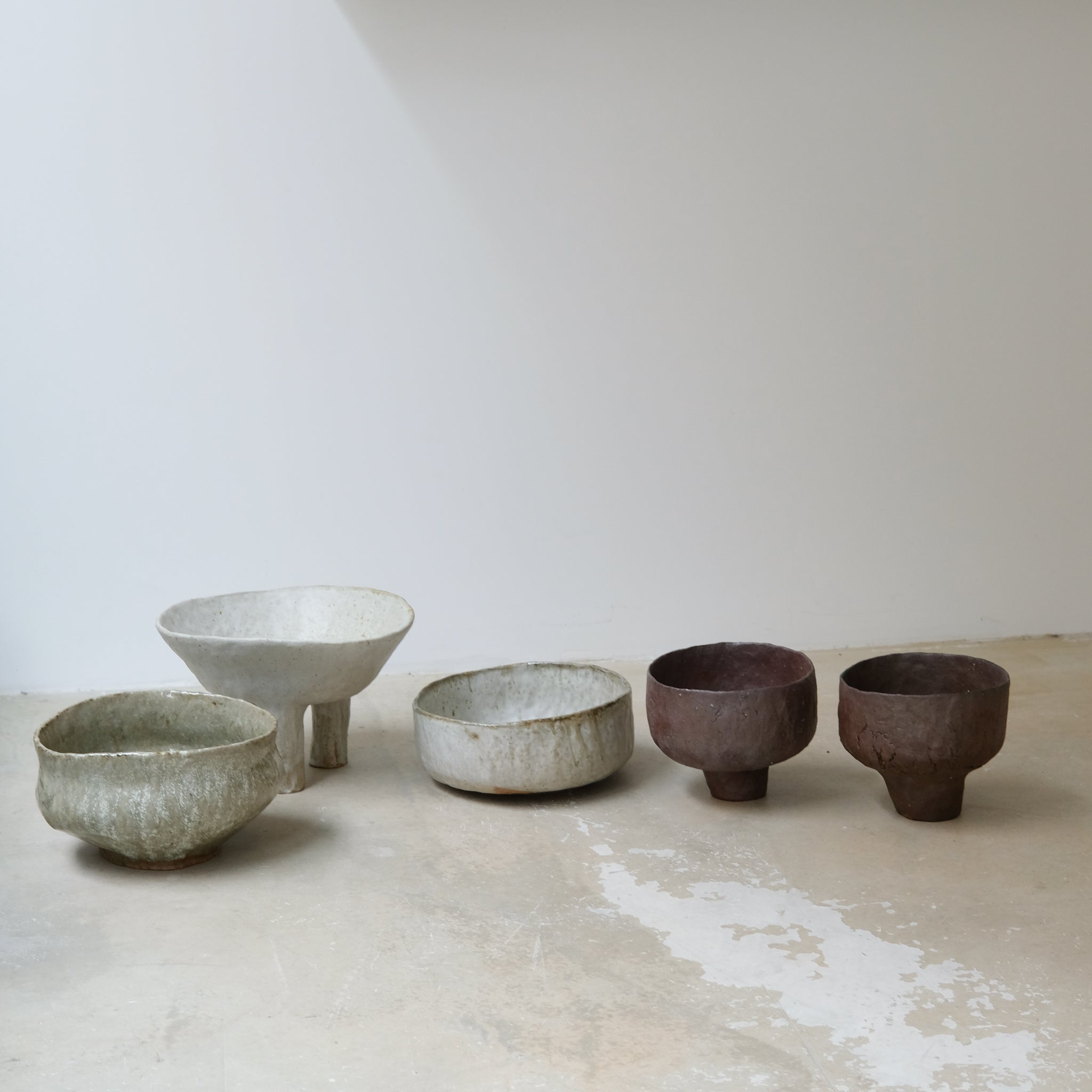 Coupe en terre glanée cuisson bois 02- H13cm - brique de Judith Lasry chez Brutal Ceramics