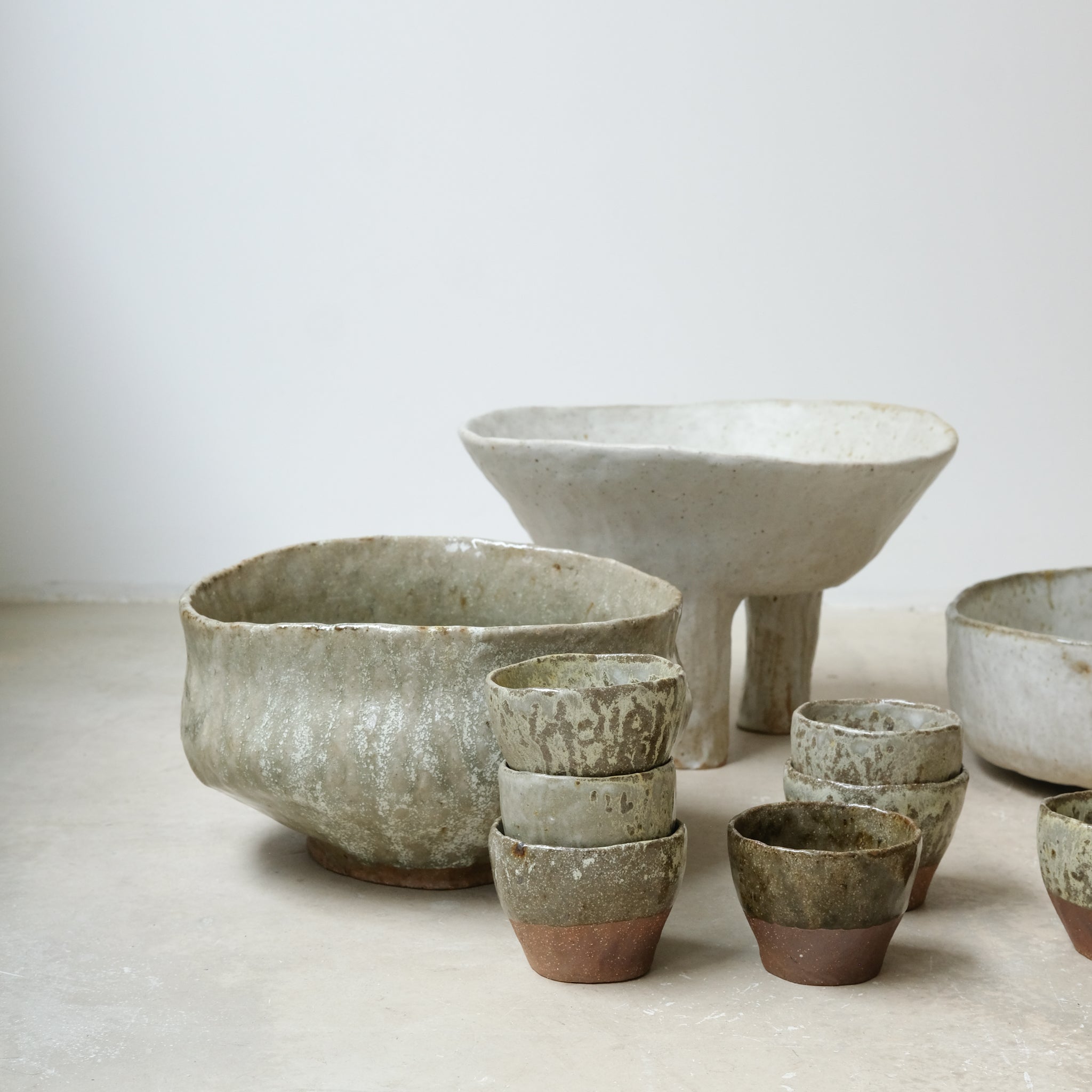 Coupe en grès cuisson bois D21cm - vert clair brillant de Judith Lasry chez Brutal Ceramics