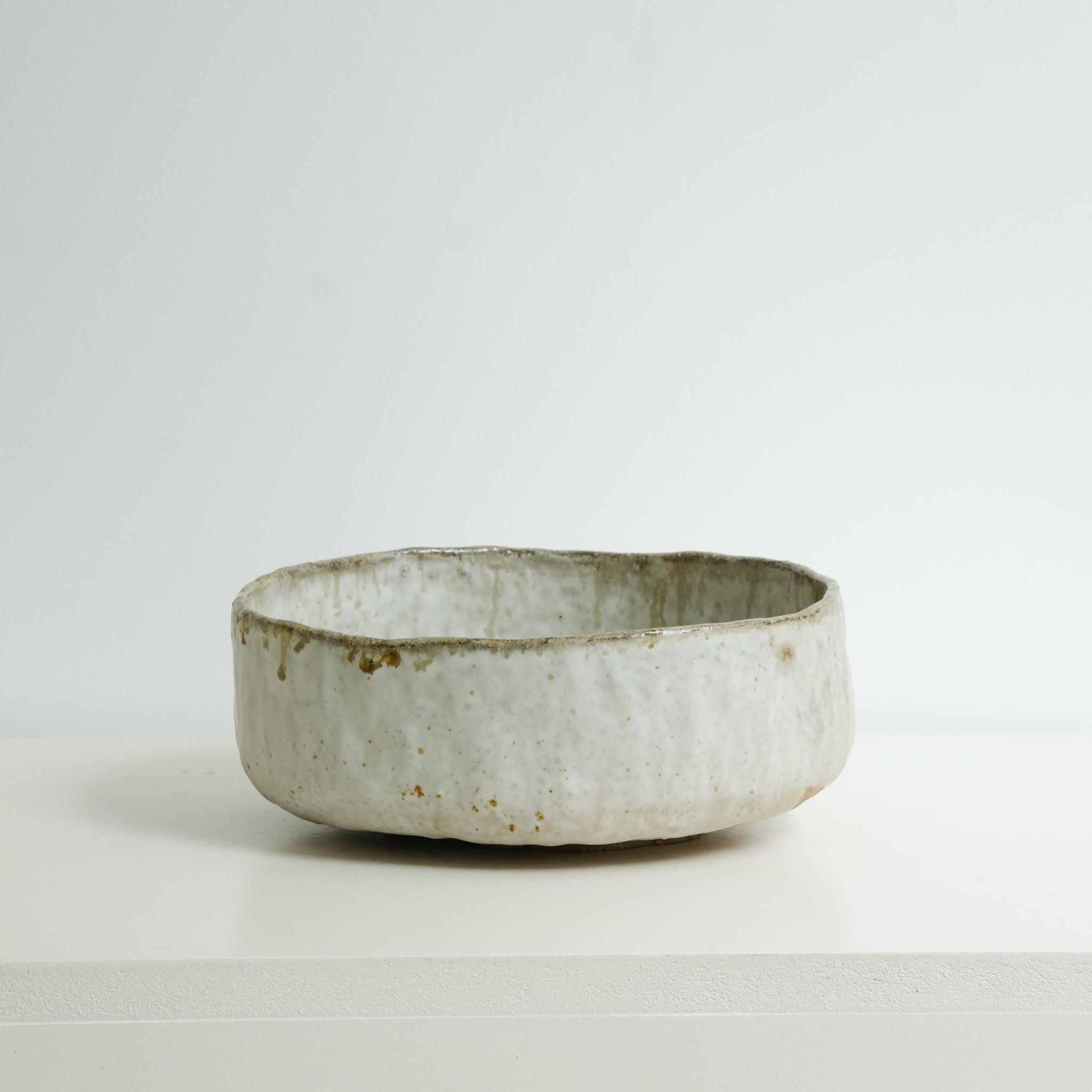 Coupe en grès cuisson bois D22cm - blanc gris de Judith Lasry chez Brutal Ceramics