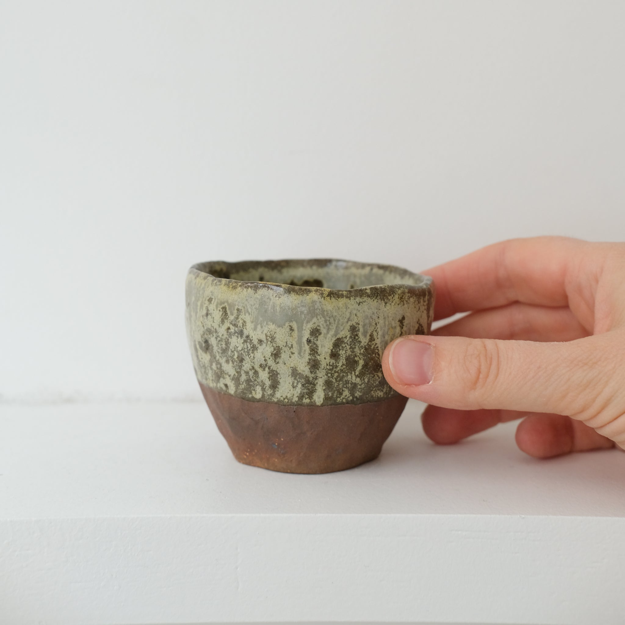 Tasse en terre glanée cuisson bois 100ml - Vert de Judith Lasry chez Brutal Ceramics