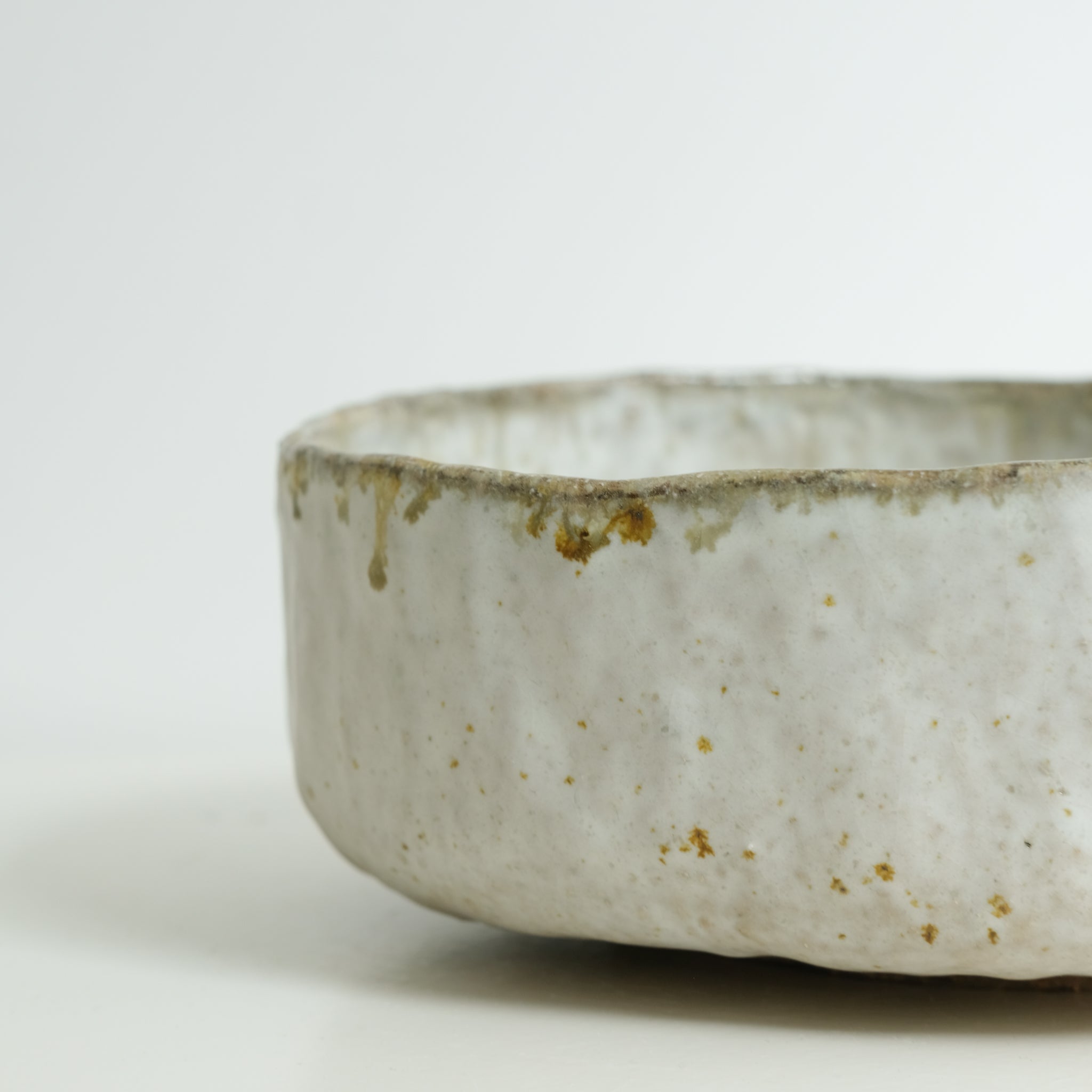 Coupe en grès cuisson bois D22cm - blanc gris de Judith Lasry chez Brutal Ceramics