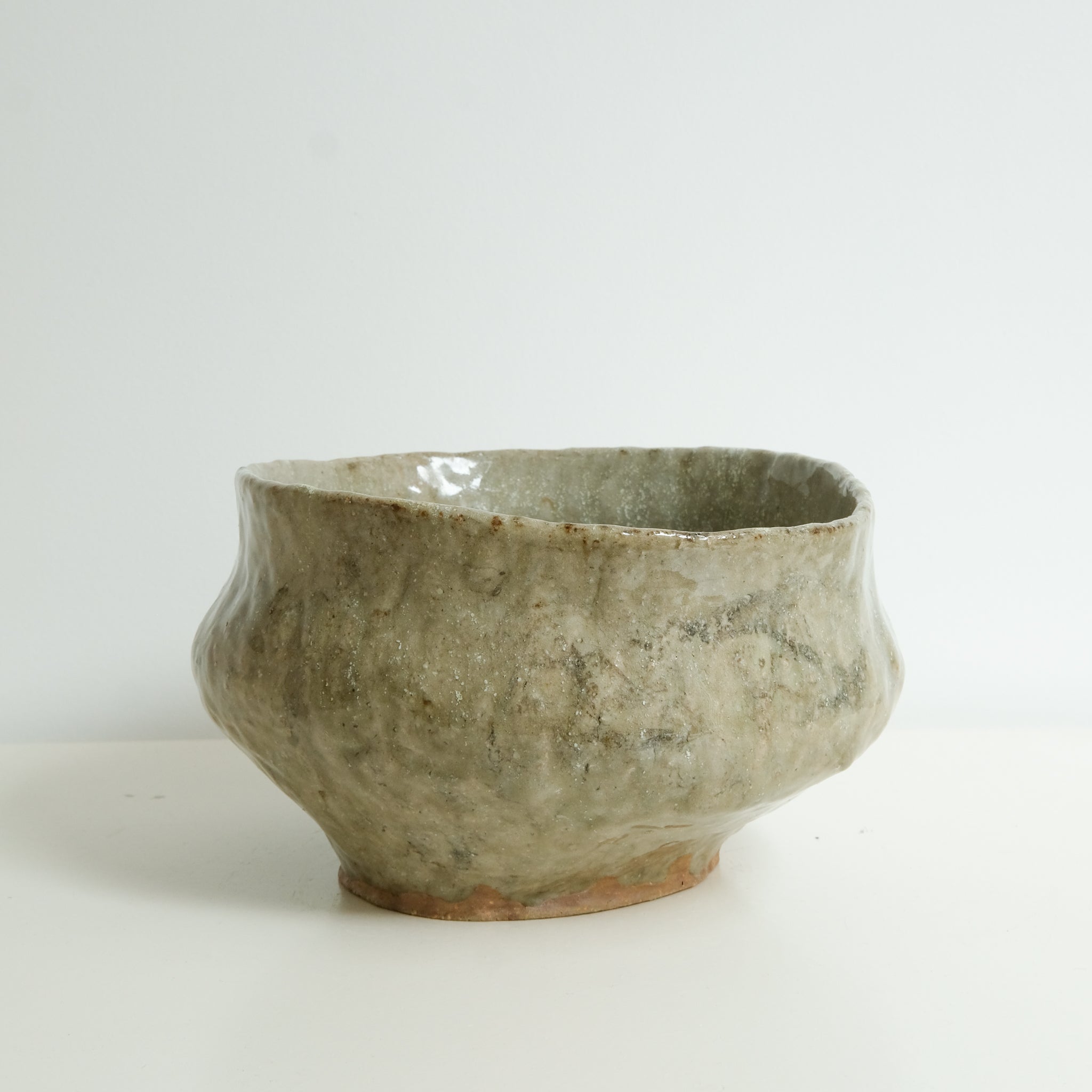 Coupe en grès cuisson bois D21cm - vert clair brillant de Judith Lasry chez Brutal Ceramics