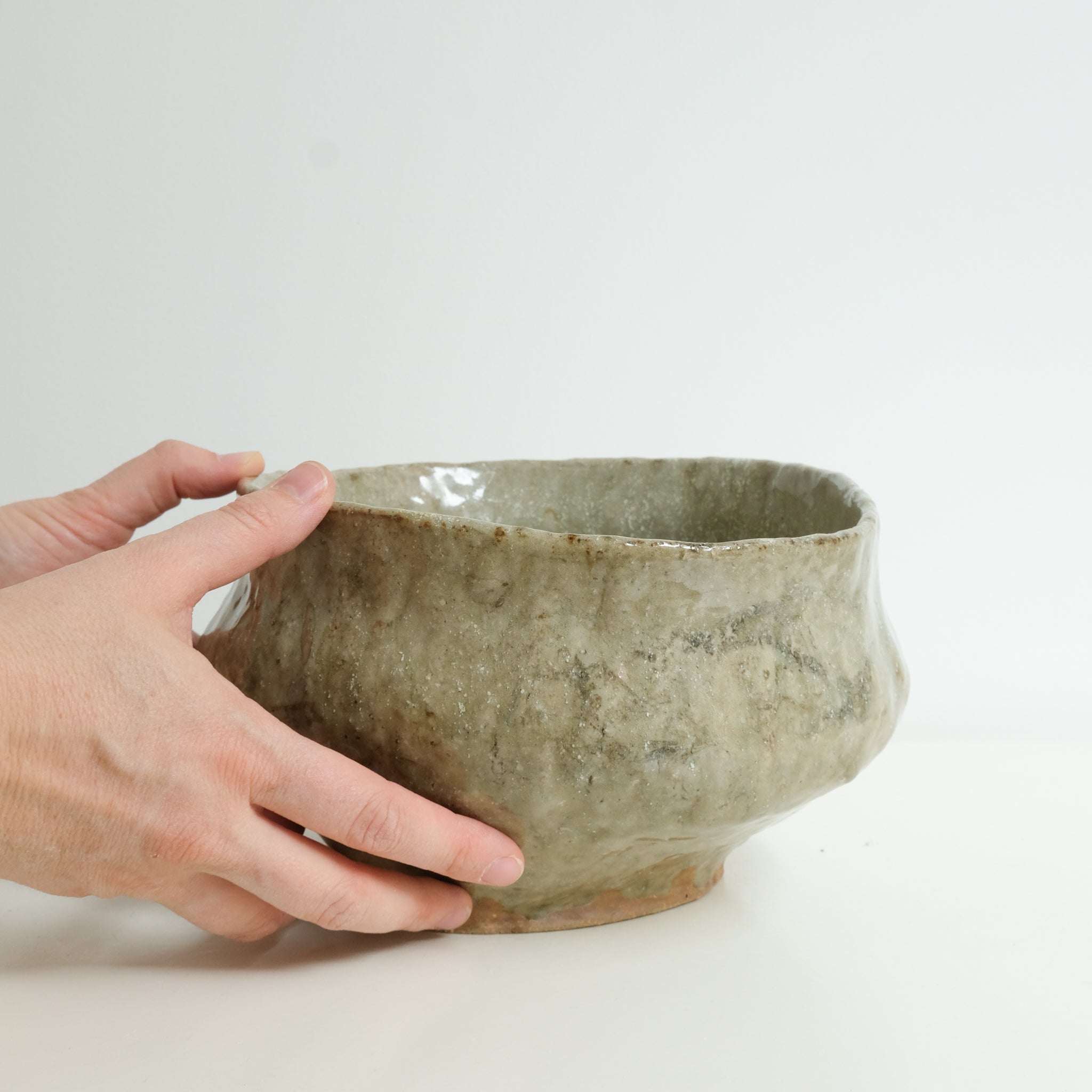 Coupe en grès cuisson bois D21cm - vert clair brillant de Judith Lasry chez Brutal Ceramics