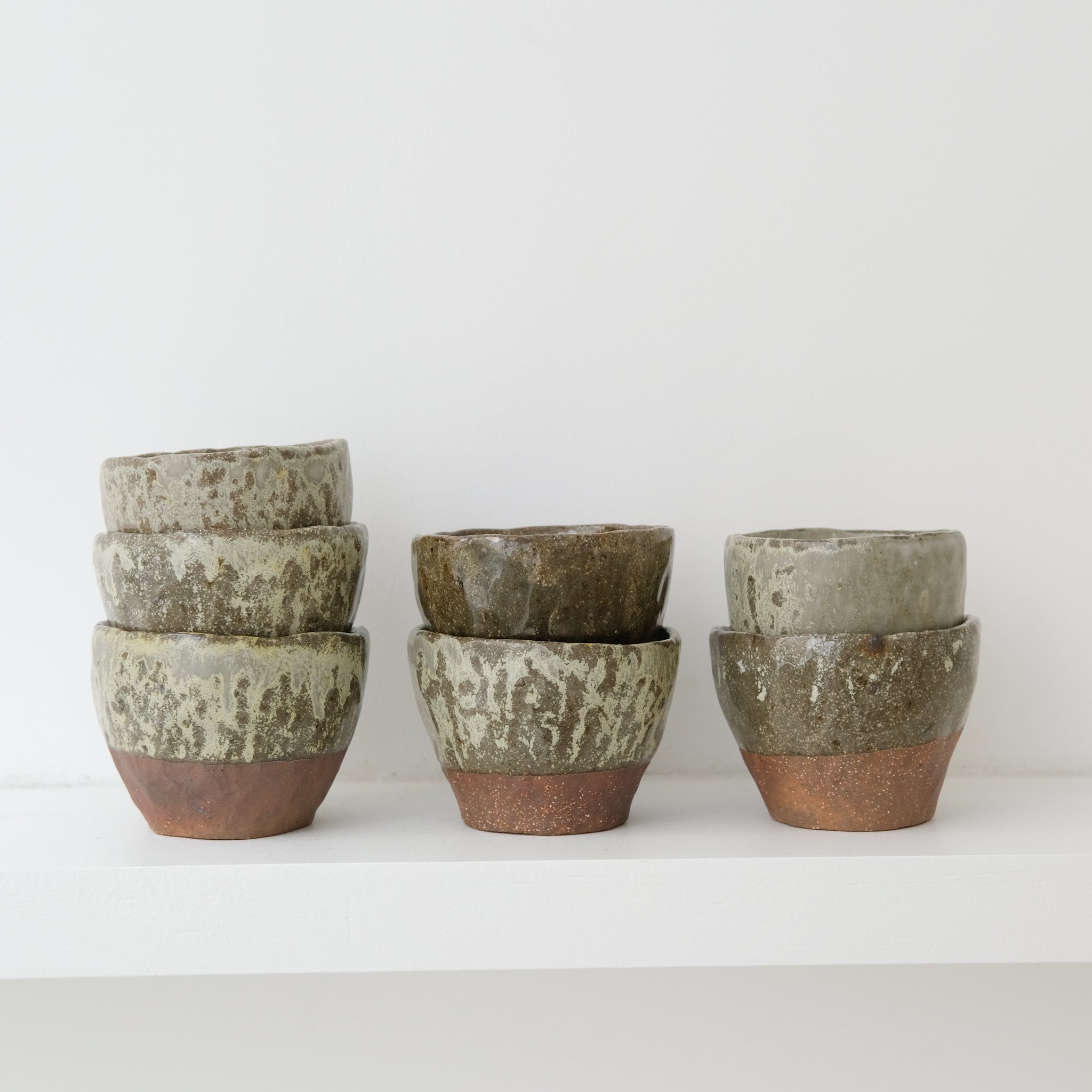 Tasse en terre glanée cuisson bois 100ml - Vert de Judith Lasry chez Brutal Ceramics