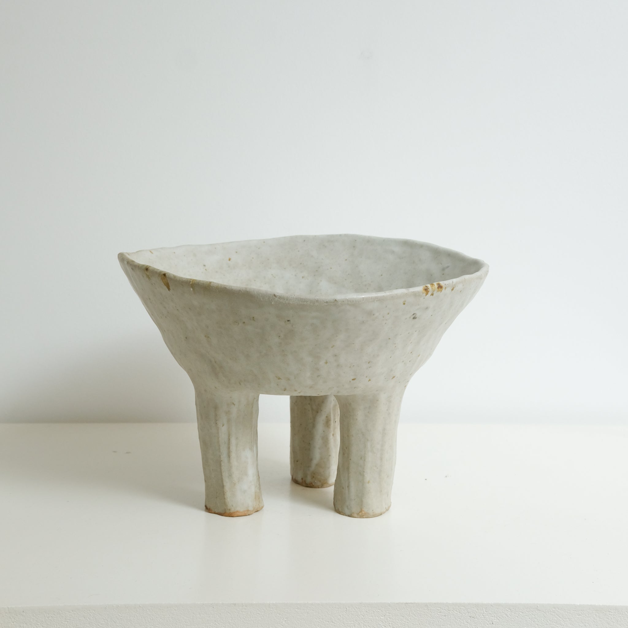 Coupe sur pied en grès cuisson bois D26cm - blanc gris de Judith Lasry chez Brutal Ceramics