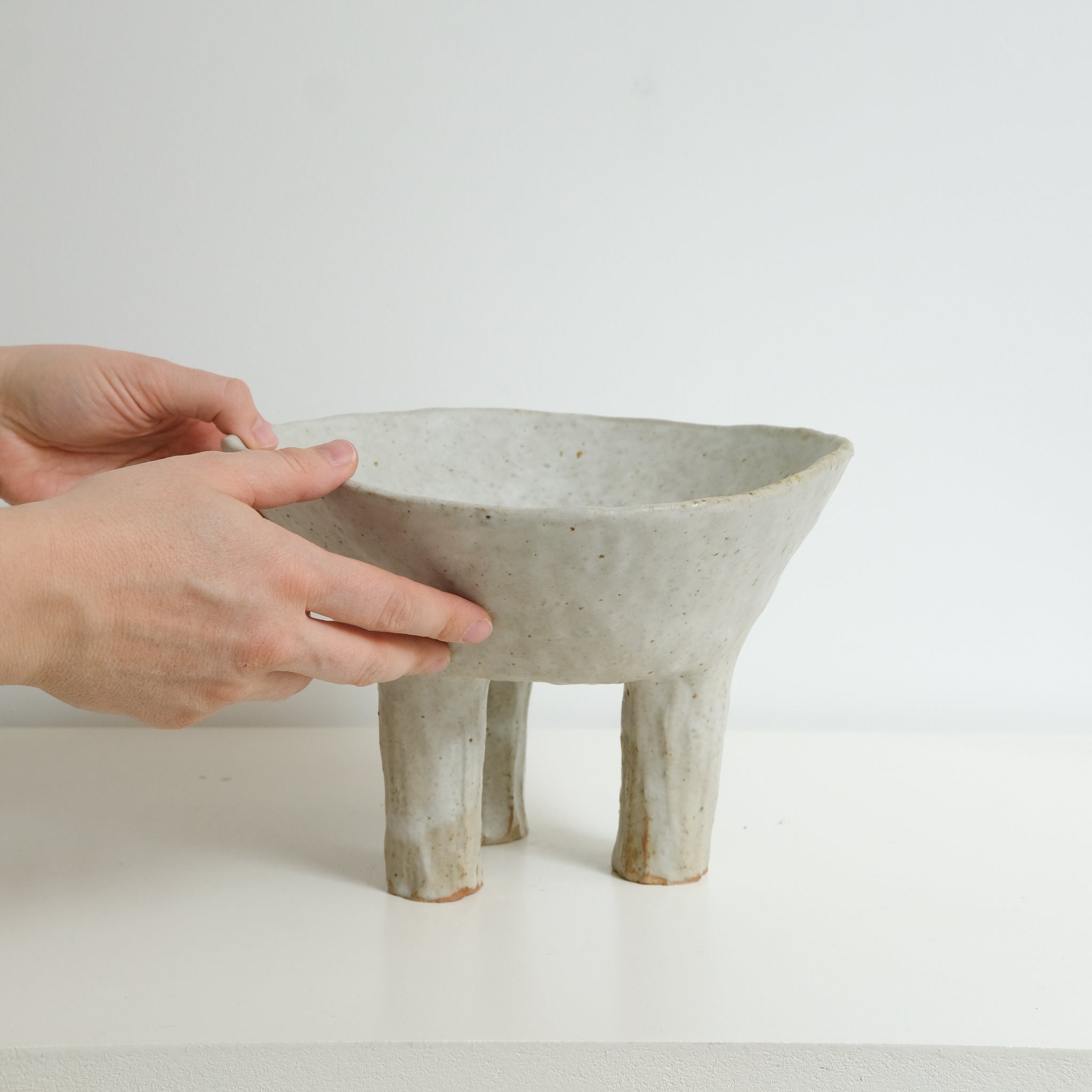 Coupe sur pied en grès cuisson bois D26cm - blanc gris de Judith Lasry chez Brutal Ceramics