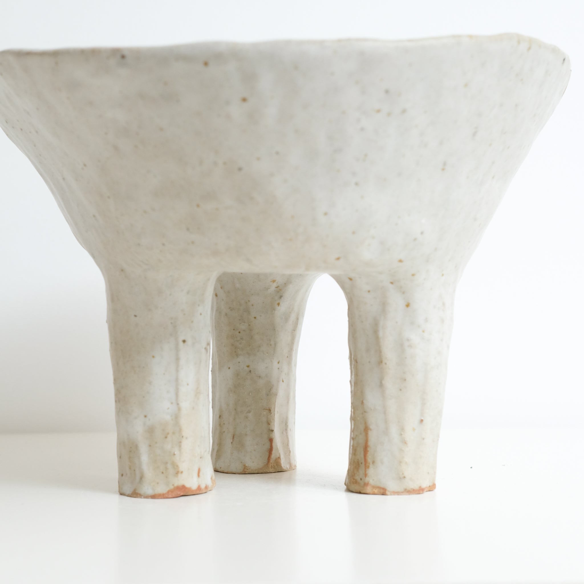 Coupe sur pied en grès cuisson bois D26cm - blanc gris de Judith Lasry chez Brutal Ceramics