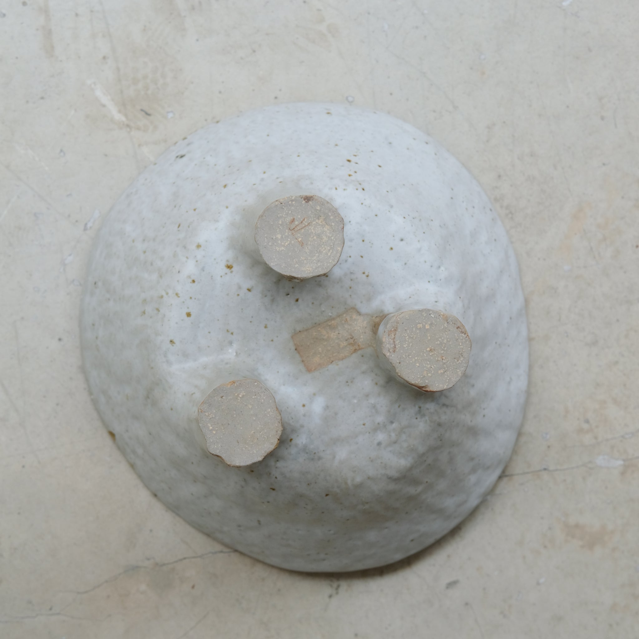 Coupe sur pied en grès cuisson bois D26cm - blanc gris de Judith Lasry chez Brutal Ceramics