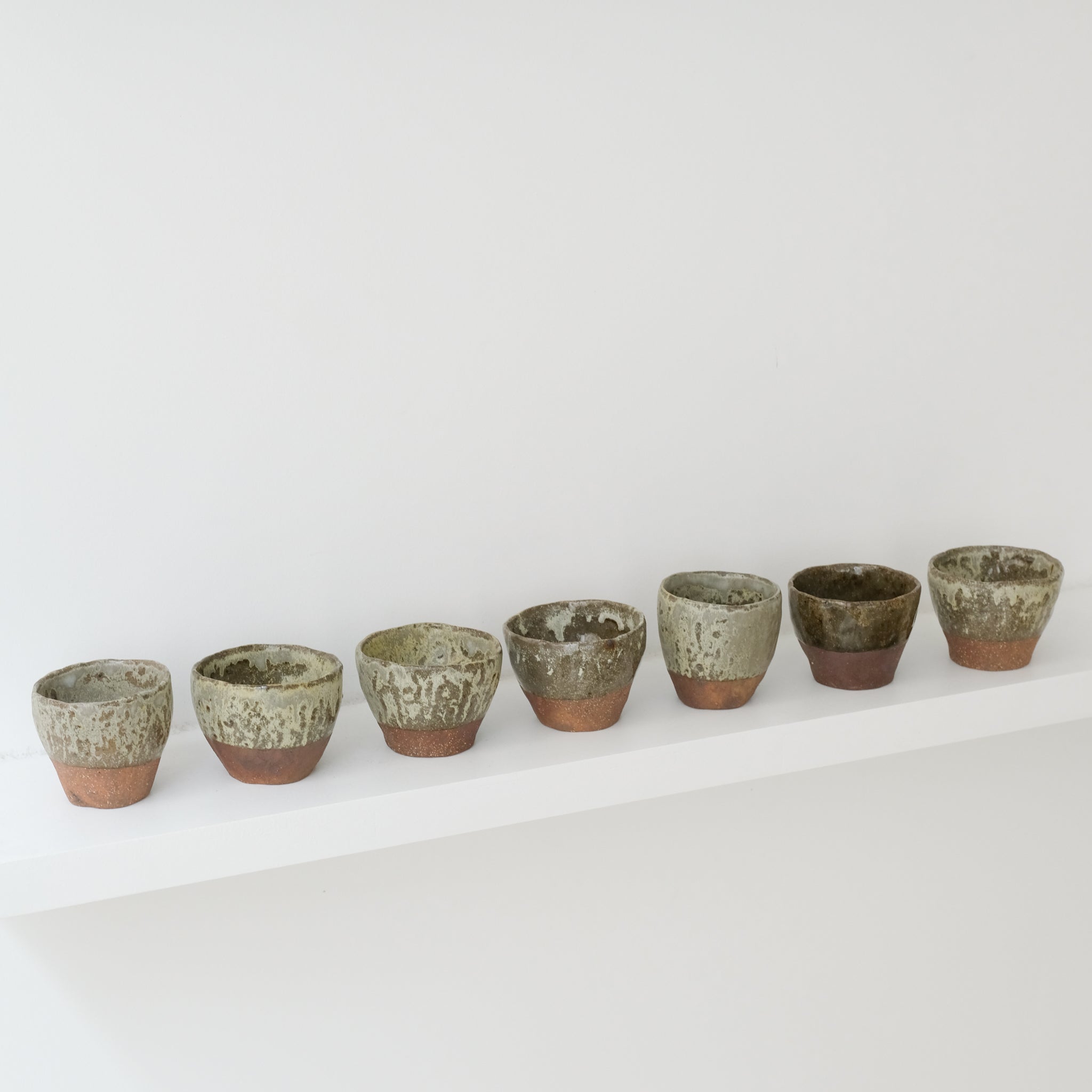 Tasse en terre glanée cuisson bois 100ml - Vert de Judith Lasry chez Brutal Ceramics