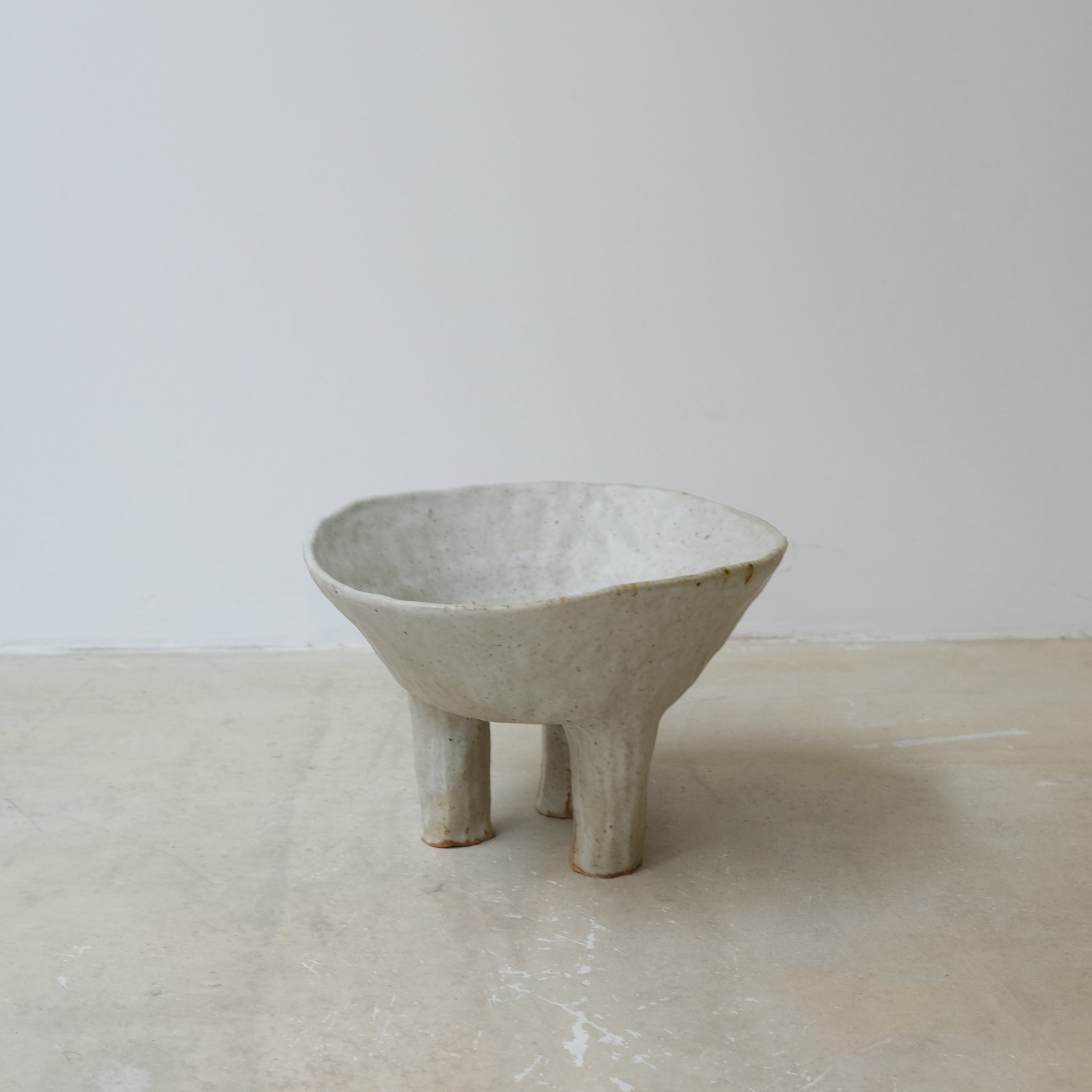 Coupe sur pied en grès cuisson bois D26cm - blanc gris de Judith Lasry chez Brutal Ceramics