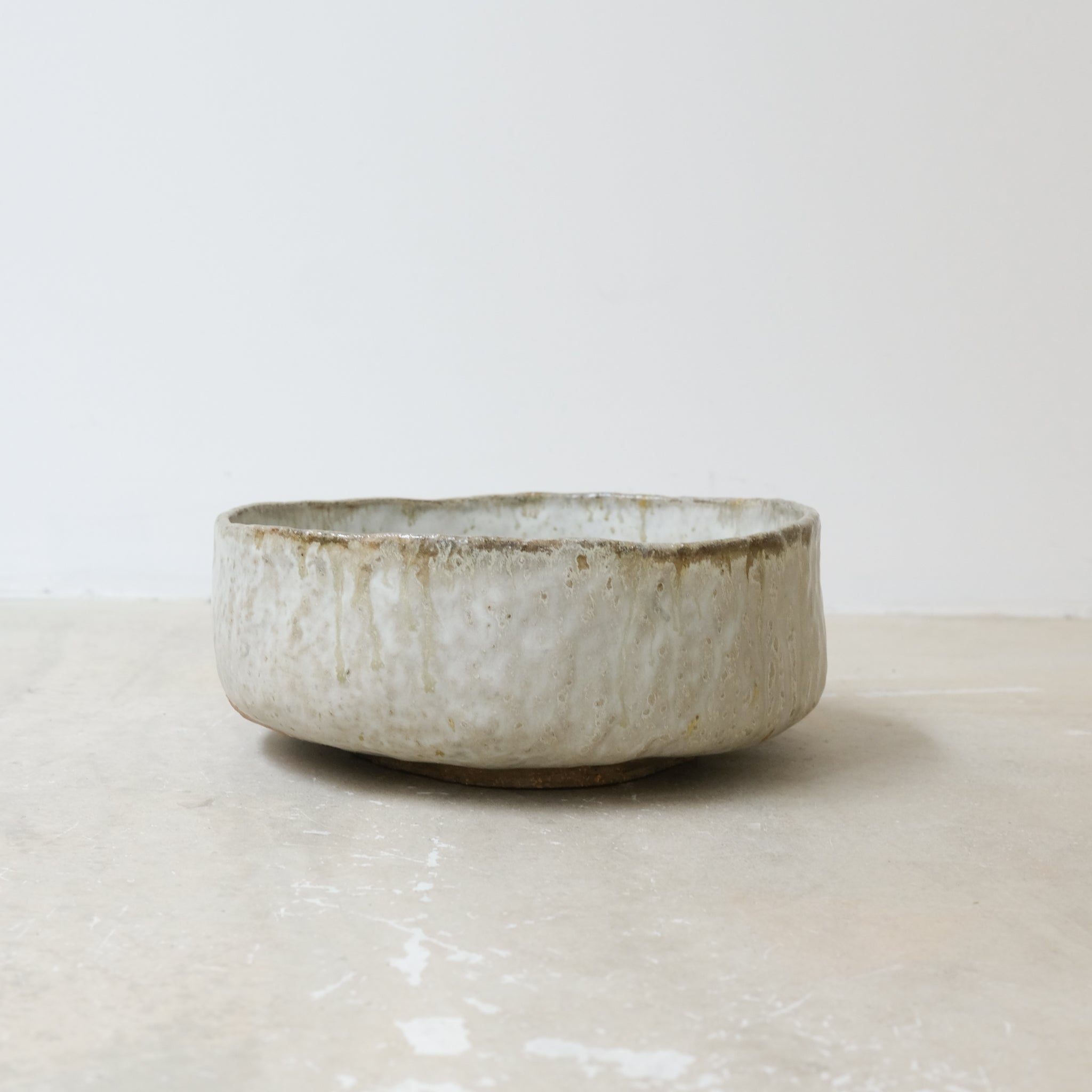 Coupe en grès cuisson bois D22cm - blanc gris de Judith Lasry chez Brutal Ceramics