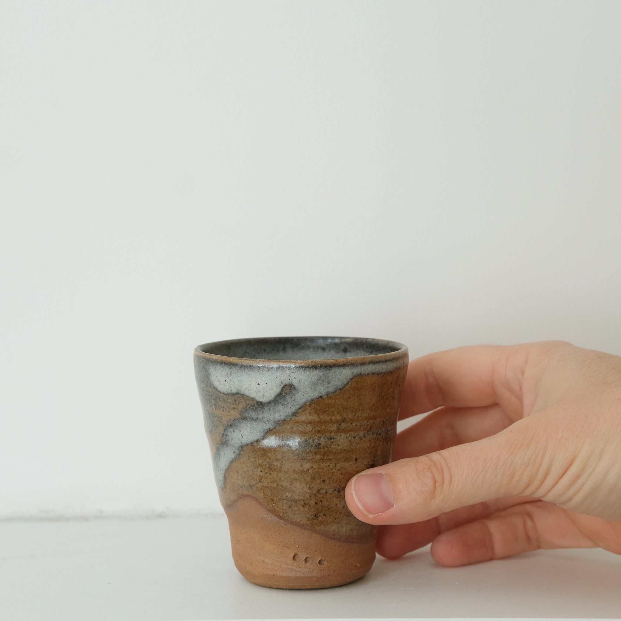 Tasse en grès cuisson bois 110ml (14) - brun et bleu craquelé de Maud Thiefaine chez Brutal Ceramics