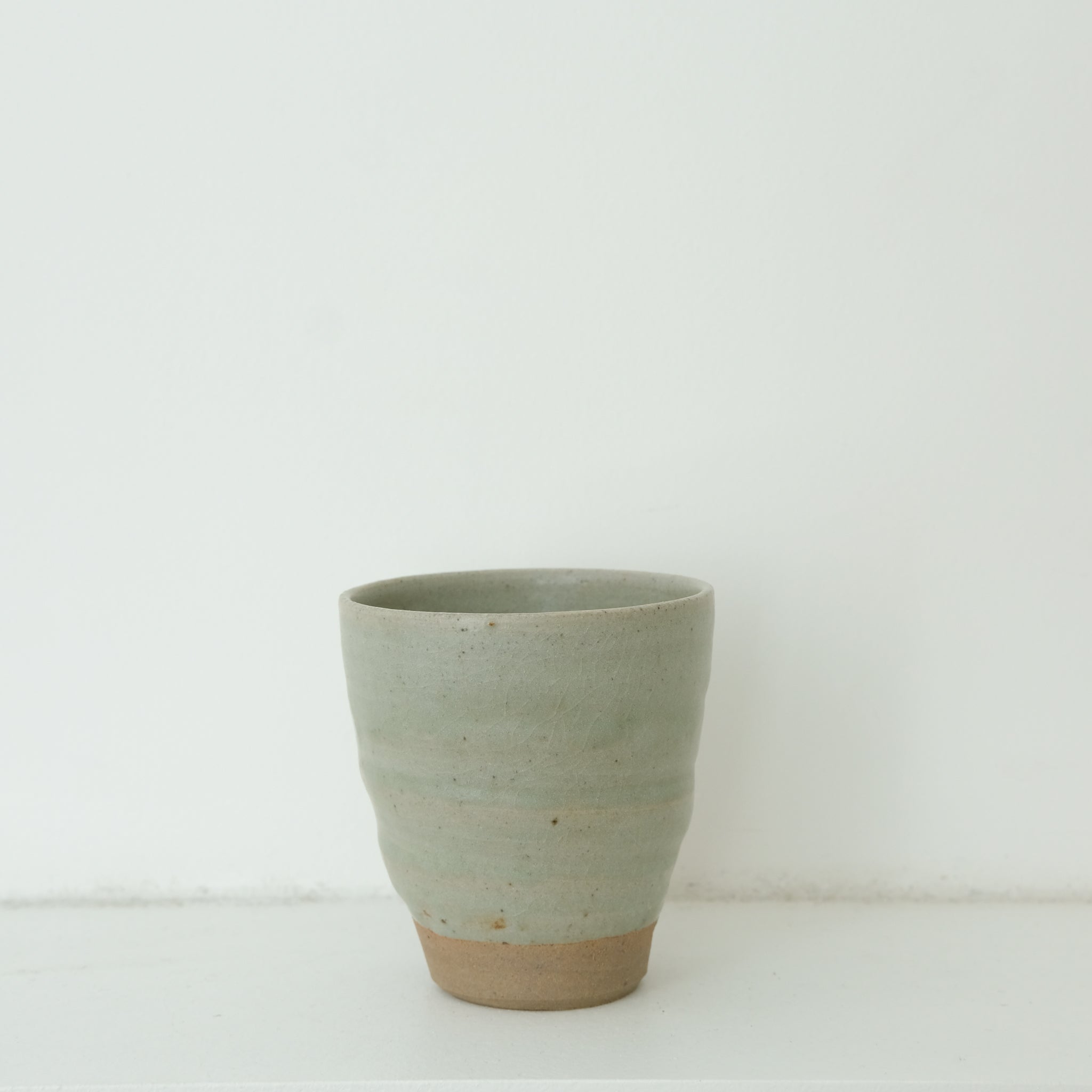 Tasse en grès cuisson bois 110ml (15) - vert d'eau craquelé de Maud Thiefaine chez Brutal Ceramics