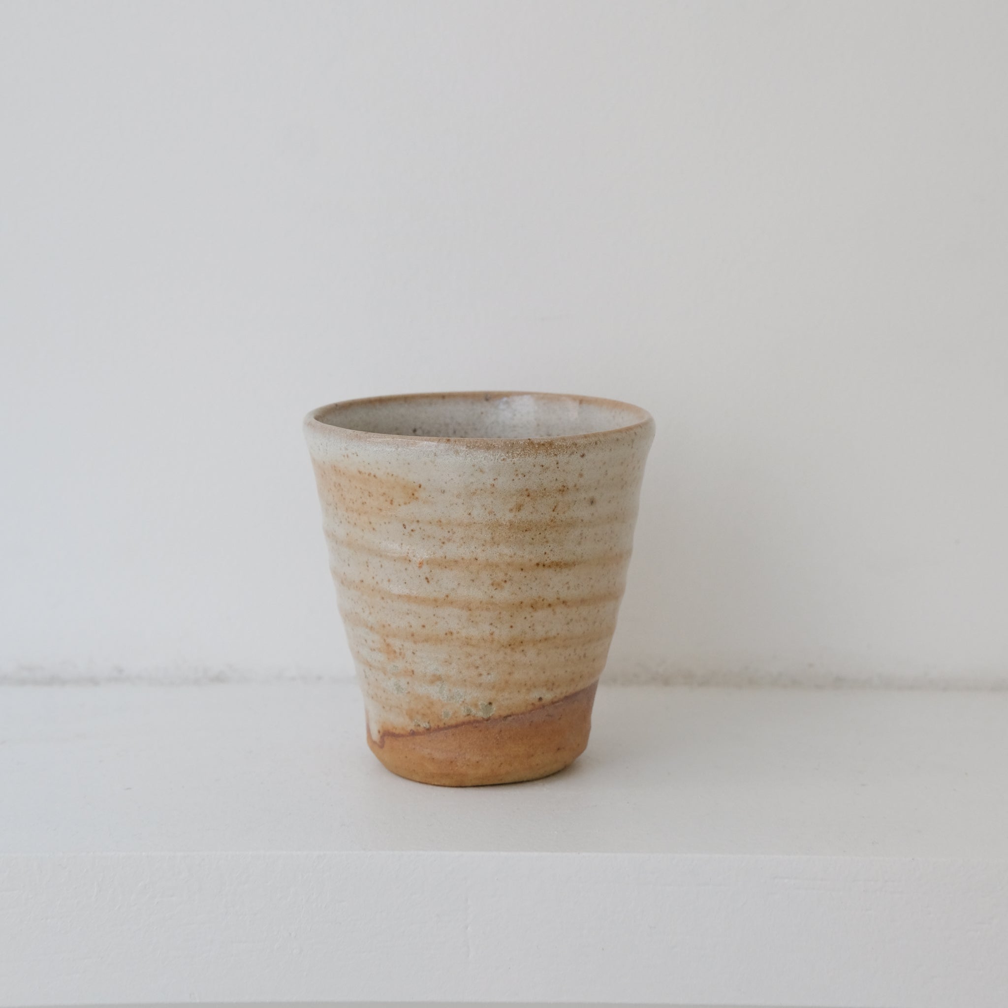 Tasse en grès cuisson bois 110ml (2) - orange et blanc de Maud Thiefaine chez Brutal Ceramics