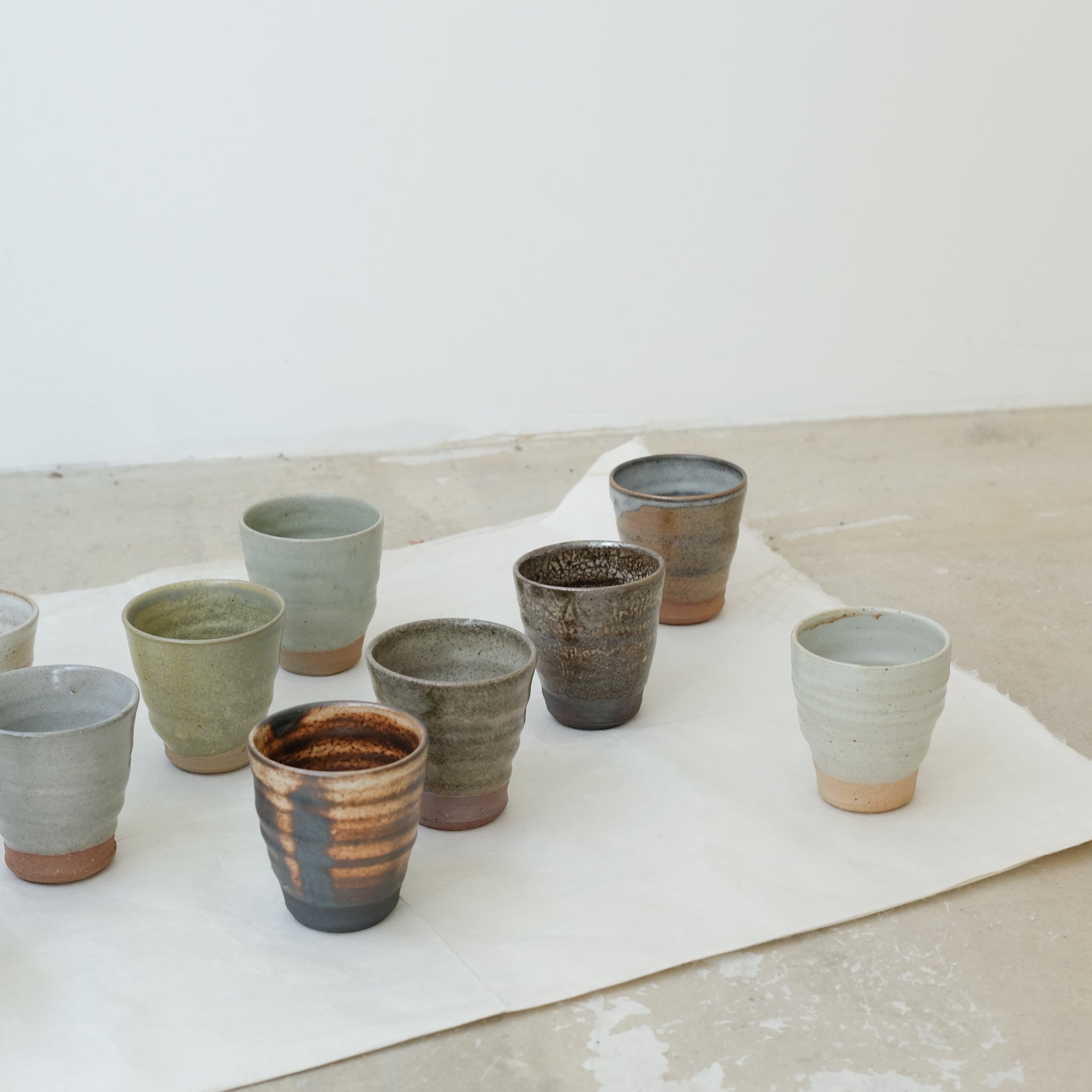 Tasse en grès cuisson bois 110ml (11) - blanc satiné de Maud Thiefaine chez Brutal Ceramics