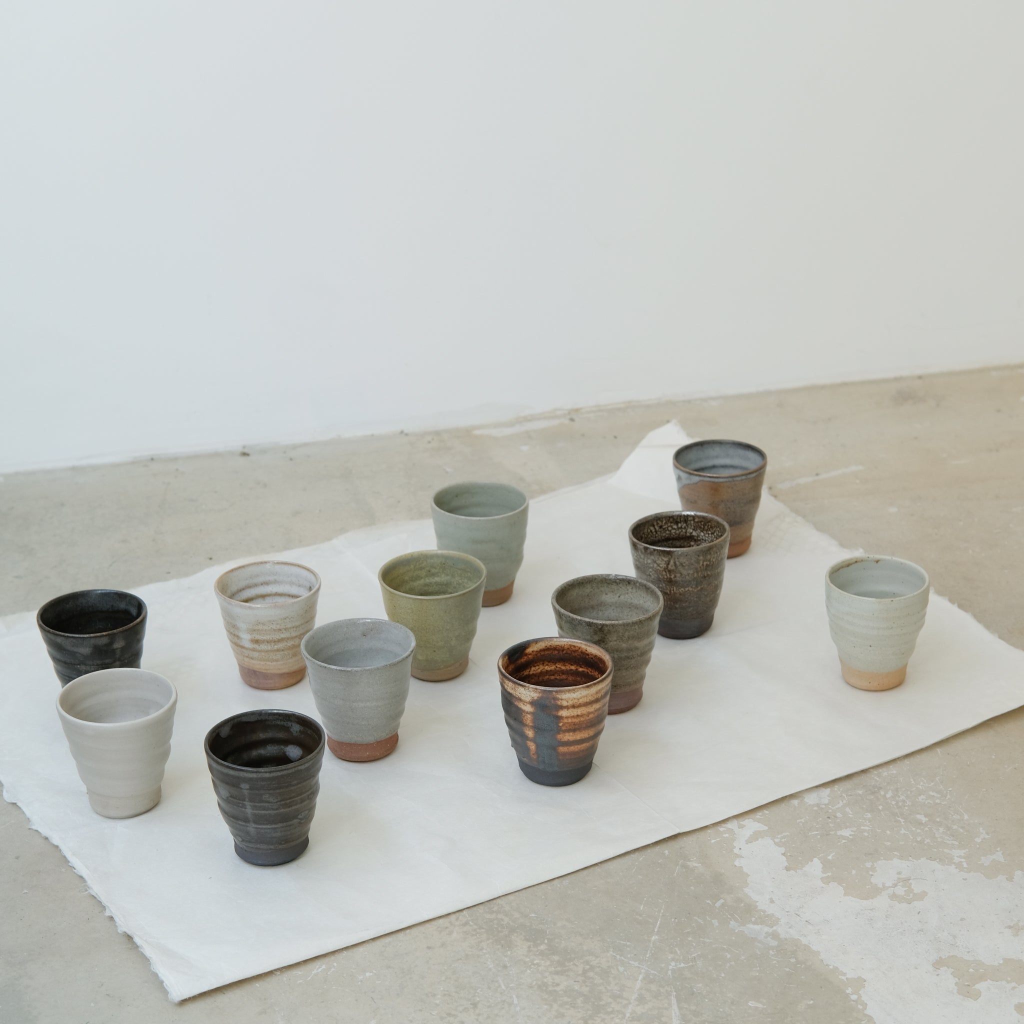 Tasse en grès cuisson bois 110ml (11) - blanc brun craquelé de Maud Thiefaine chez Brutal Ceramics
