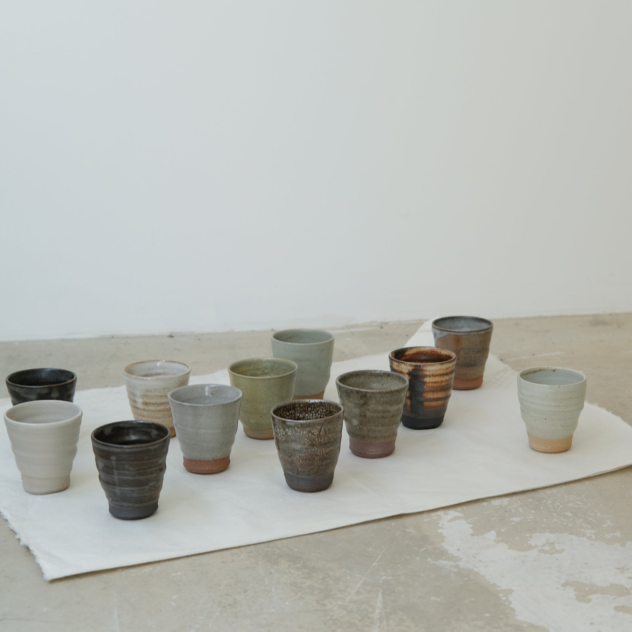Tasse en grès cuisson bois 110ml (15) - vert d'eau craquelé de Maud Thiefaine chez Brutal Ceramics
