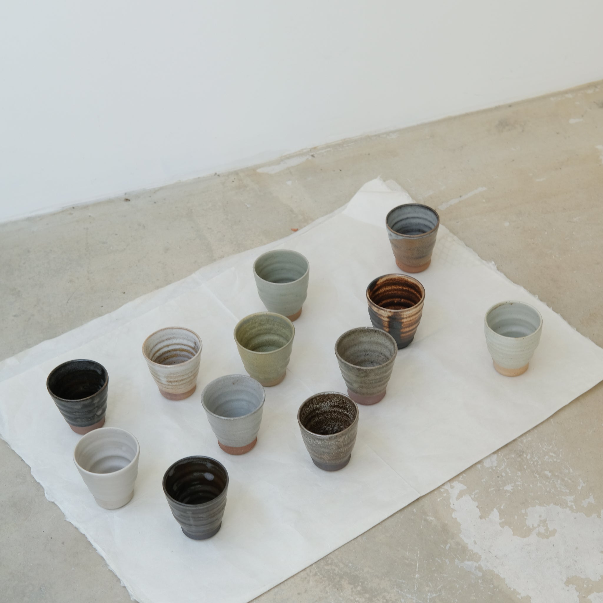 Tasse en grès cuisson bois 110ml (5) - gris foncé chaud de Maud Thiefaine chez Brutal Ceramics