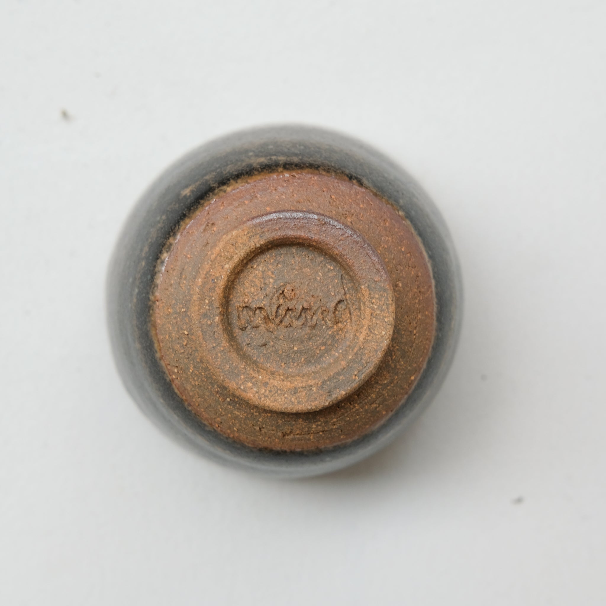Bolinet-Tasse en grès cuisson bois 90ml (3) - brun noir de Maud Thiefaine chez Brutal Ceramics