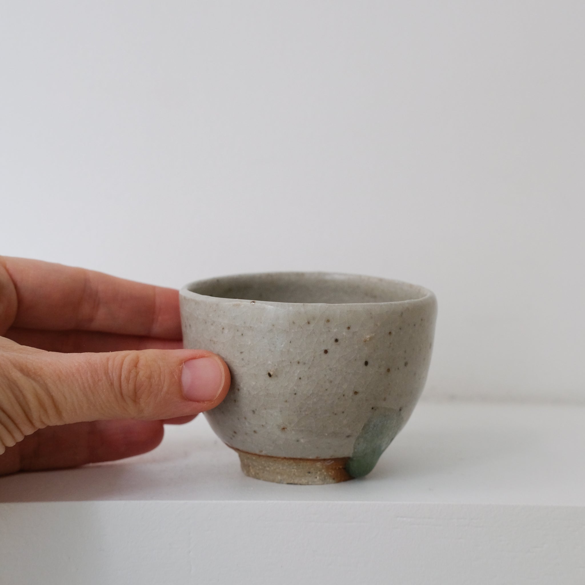 Bolinet-Tasse en grès cuisson bois 90ml (5) - gris clair de Maud Thiefaine chez Brutal Ceramics