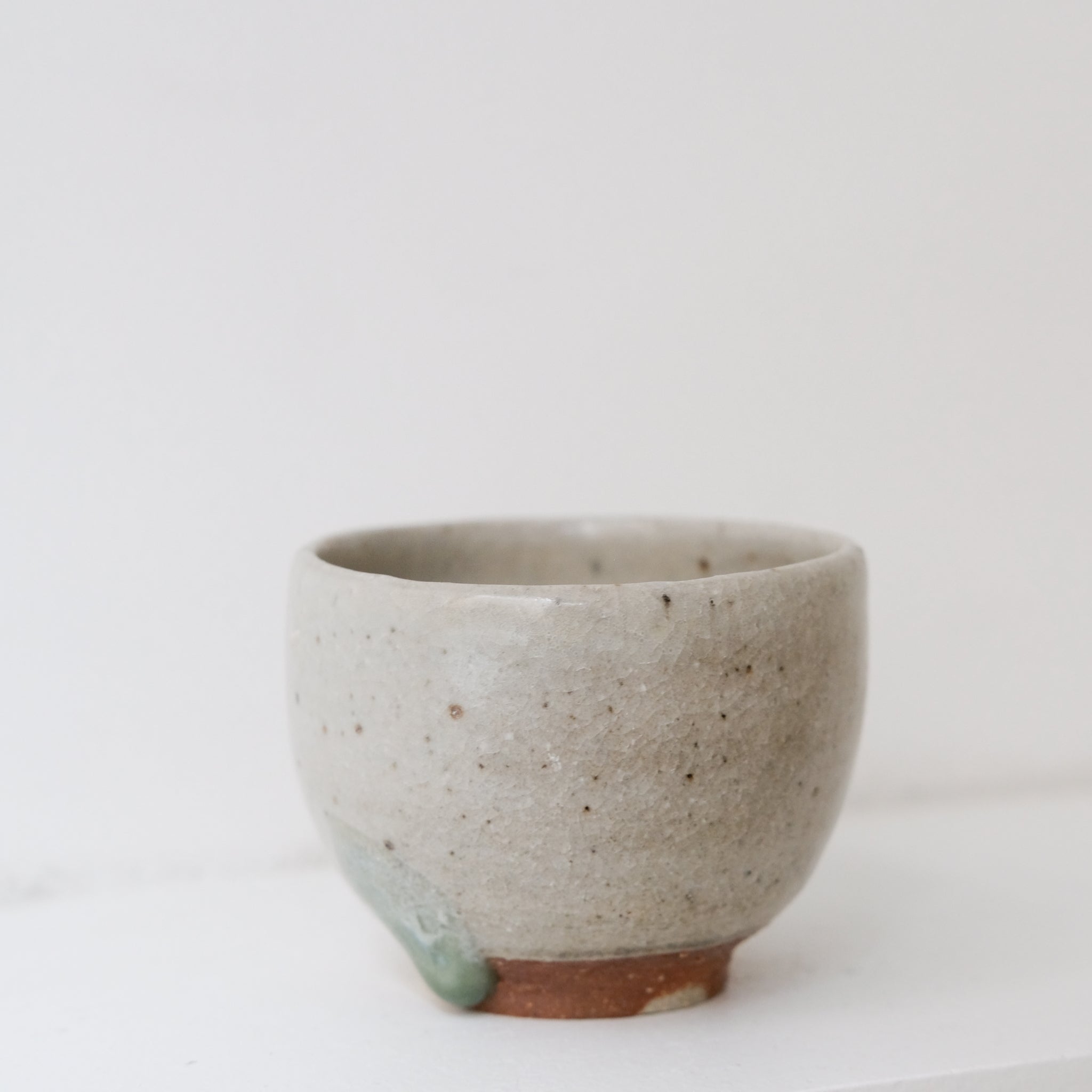 Bolinet-Tasse en grès cuisson bois 90ml (5) - gris clair de Maud Thiefaine chez Brutal Ceramics