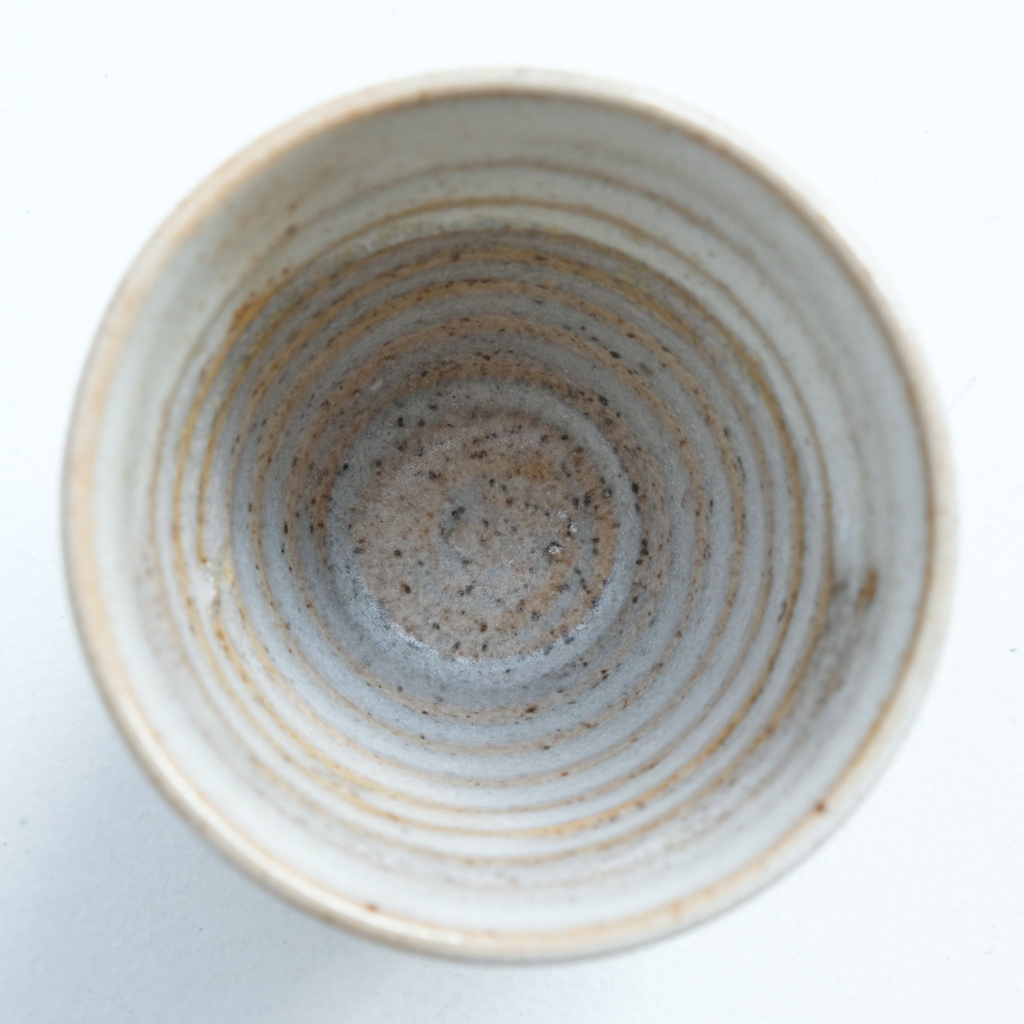 Tasse en grès cuisson bois 110ml (2) - orange et blanc de Maud Thiefaine chez Brutal Ceramics