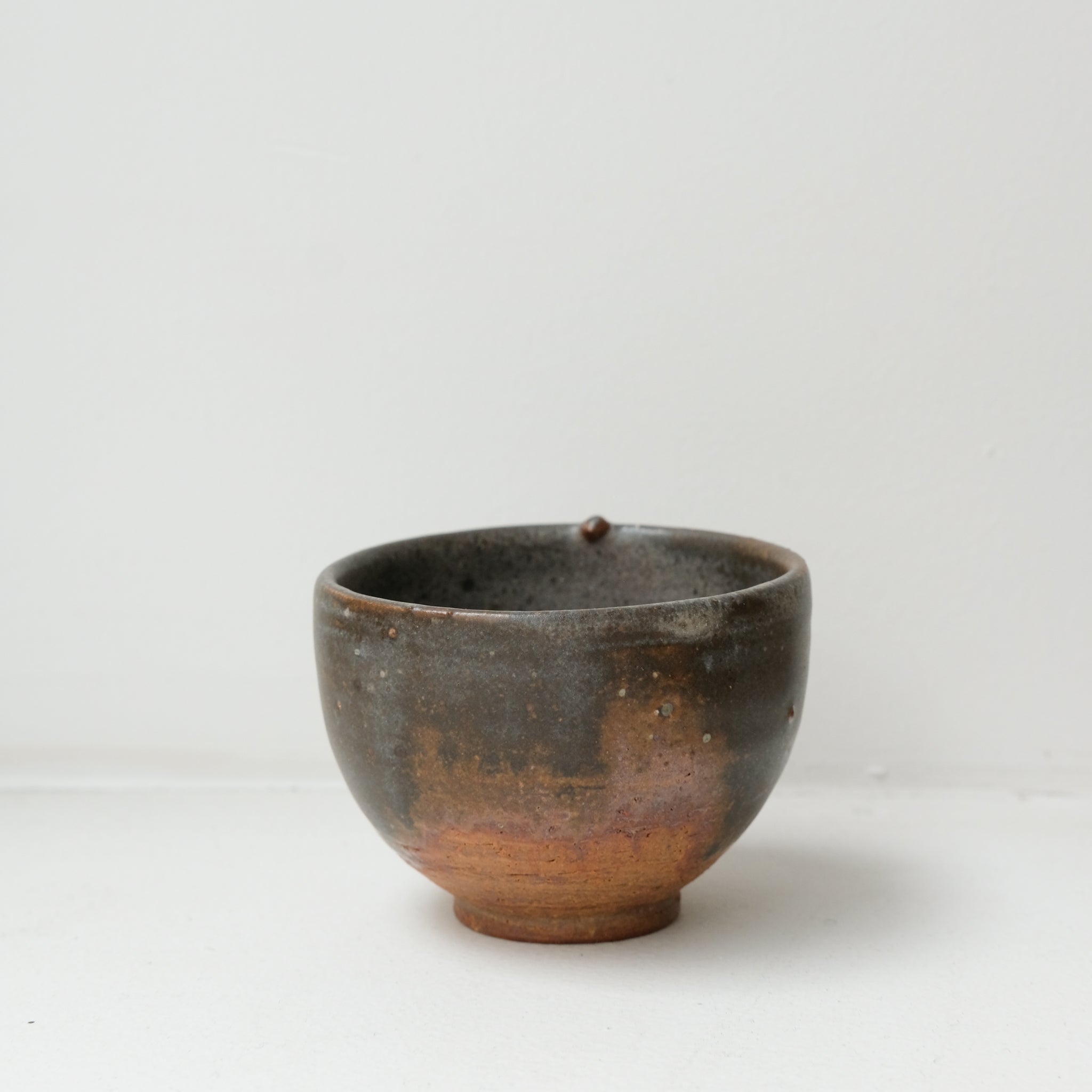 Bolinet-Tasse en grès cuisson bois 90ml (11) -noir brique de Maud Thiefaine chez Brutal Ceramics