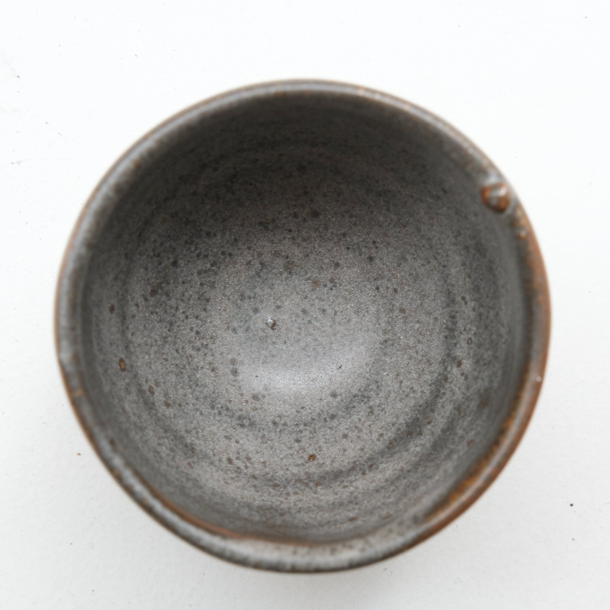 Bolinet-Tasse en grès cuisson bois 90ml (11) -noir brique de Maud Thiefaine chez Brutal Ceramics