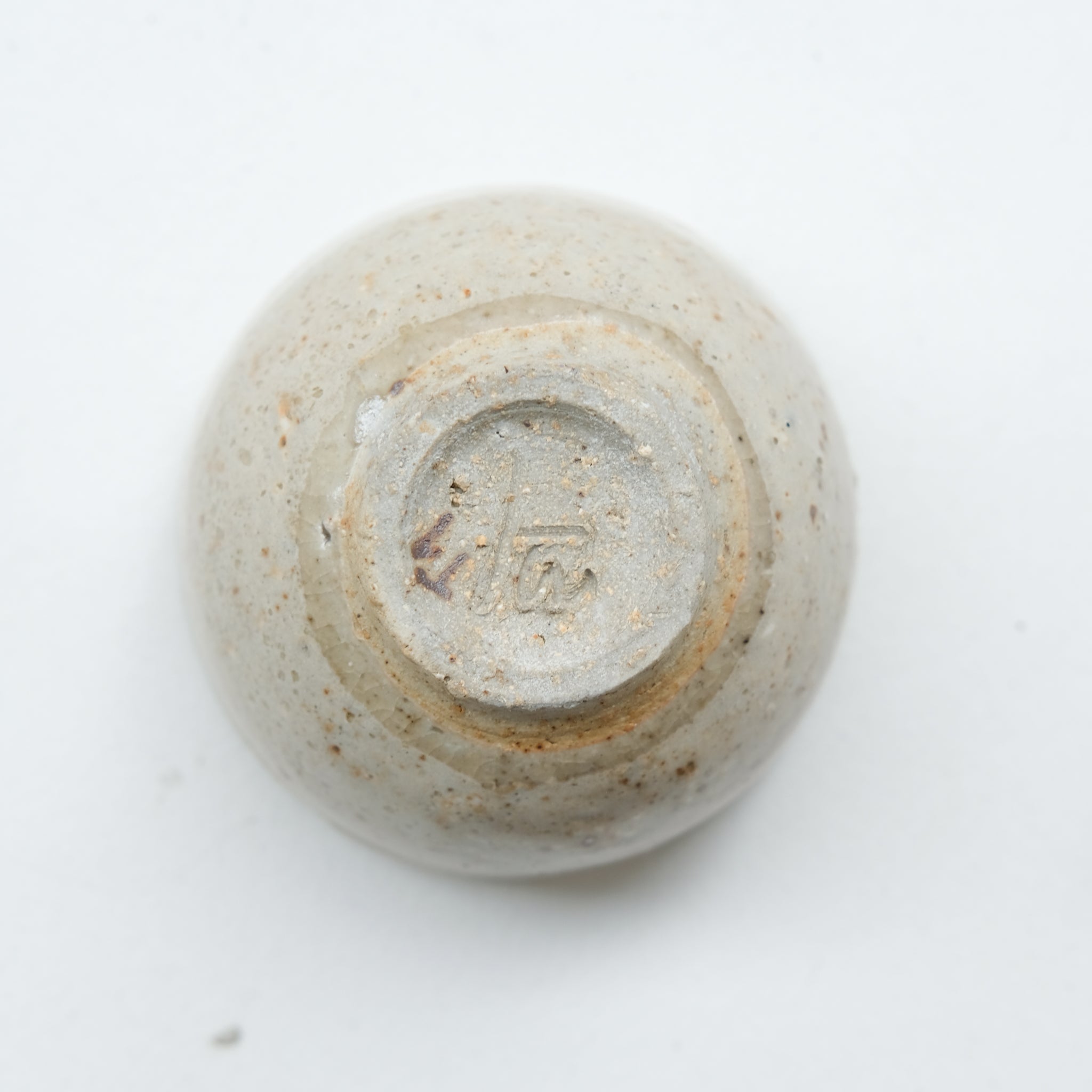 Bolinet-Tasse en grès cuisson bois 90ml (13) -blanc cassé de Maud Thiefaine chez Brutal Ceramics