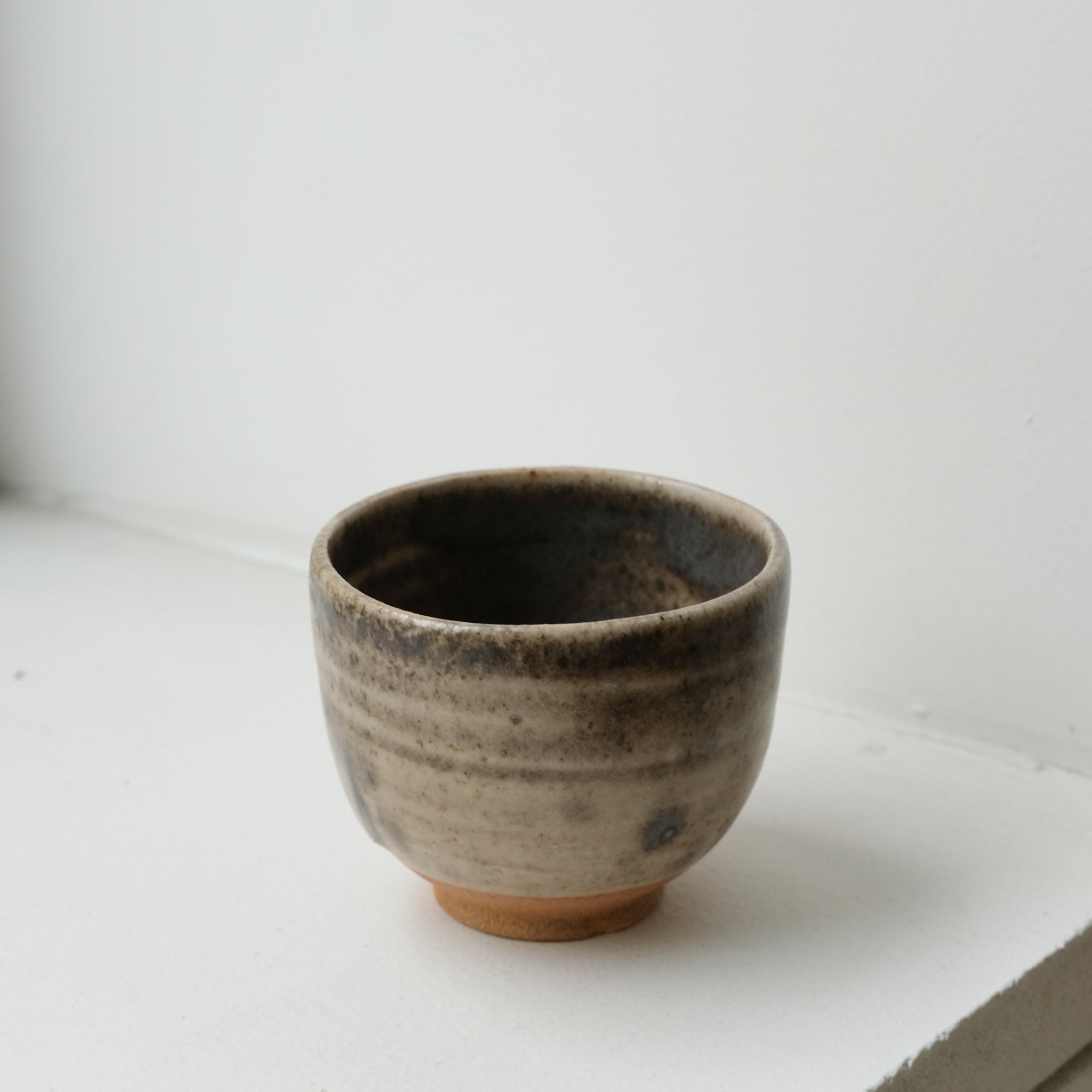 Bolinet-Tasse en grès cuisson bois 90ml (14) -gris clair de Maud Thiefaine chez Brutal Ceramics