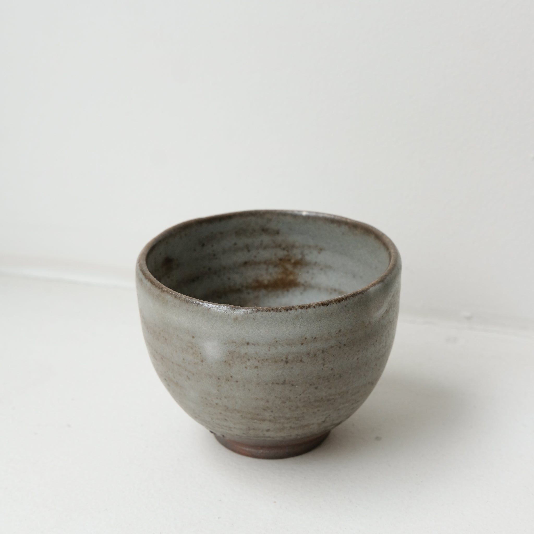 Bolinet-Tasse en grès cuisson bois 90ml (16) - gris tacheté de Maud Thiefaine chez Brutal Ceramics