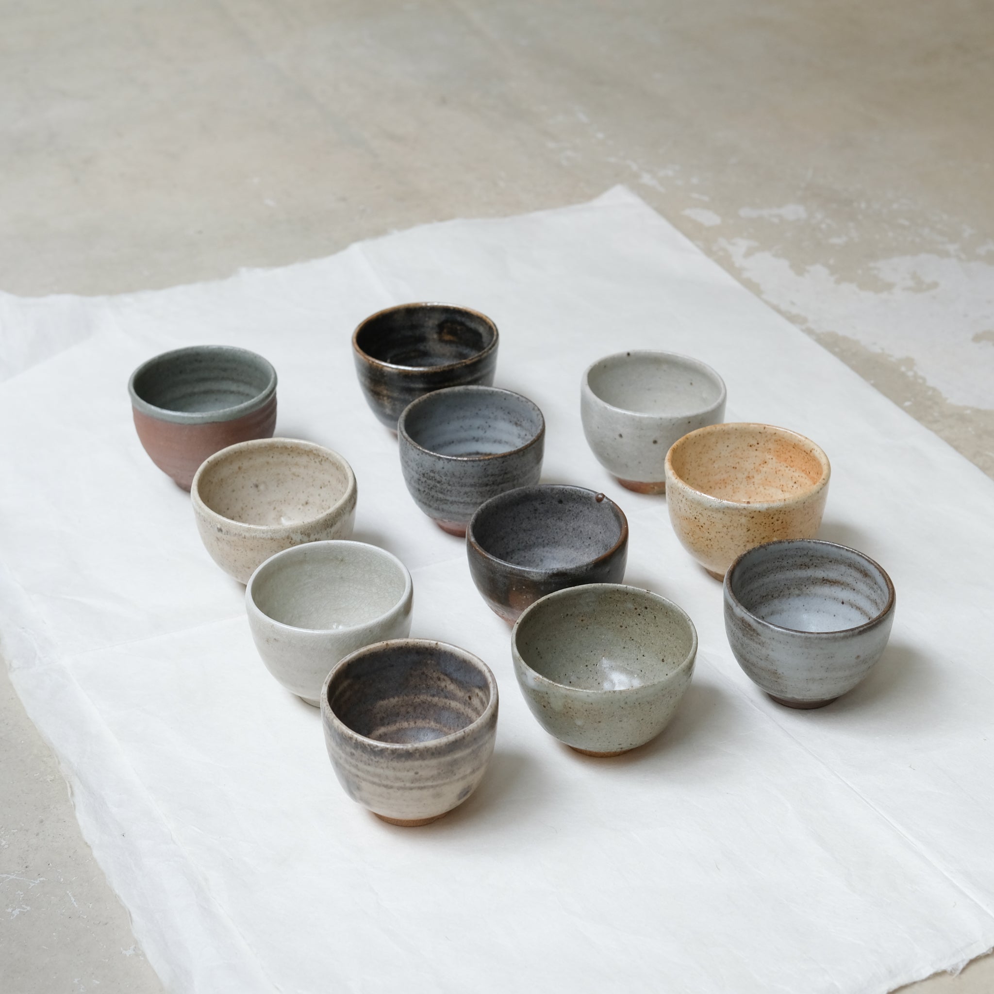 Bolinet-Tasse en grès cuisson bois 90ml (8) - gris tacheté de Maud Thiefaine chez Brutal Ceramics