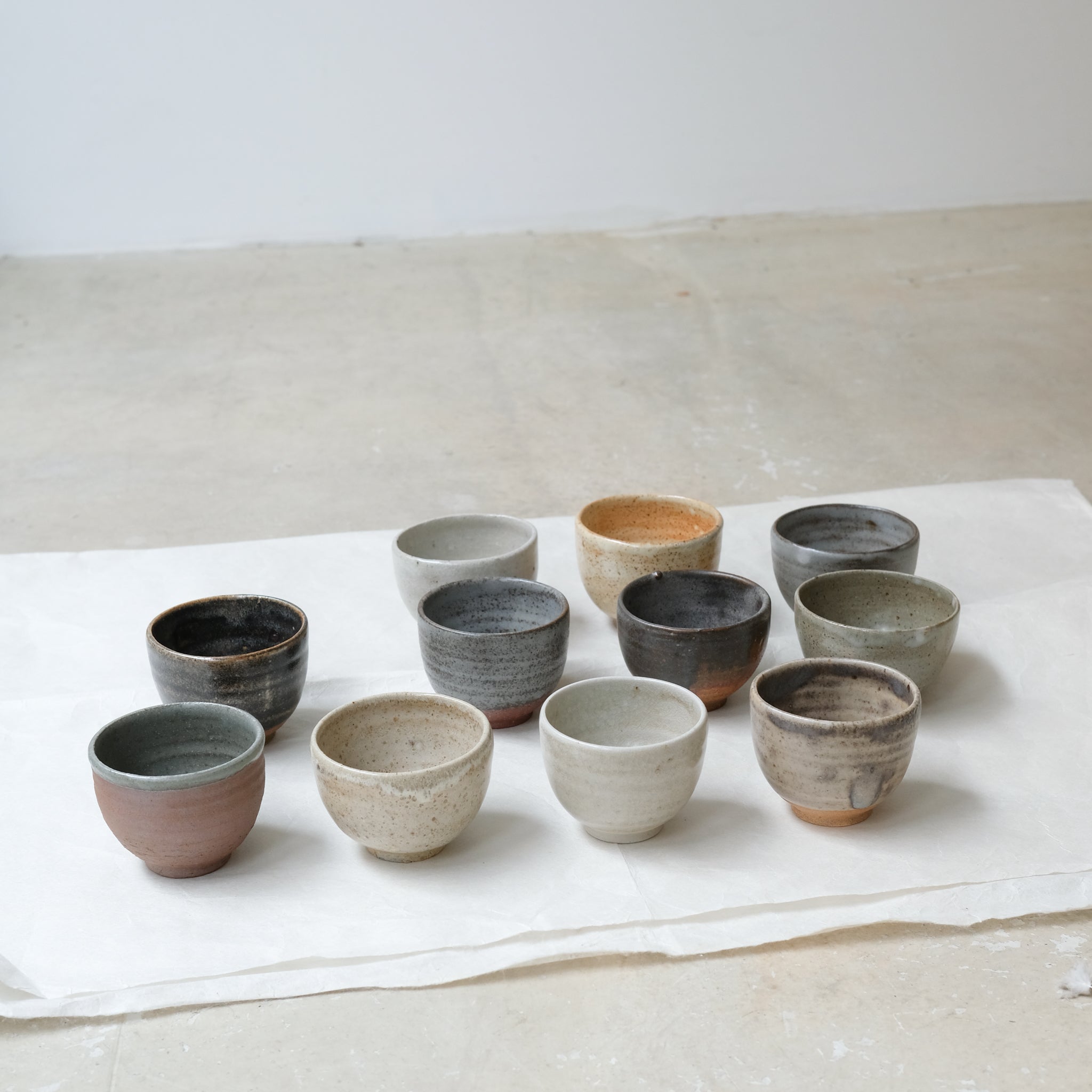 Bolinet-Tasse en grès cuisson bois 90ml (9) - blanc chaud craquelé de Maud Thiefaine chez Brutal Ceramics