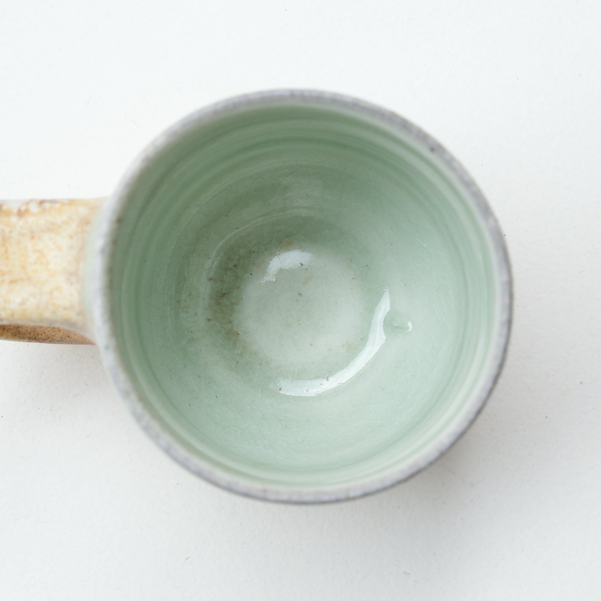 Tasse en porcelaine cuisson bois de Maud Thiefaine chez Brutal Ceramics