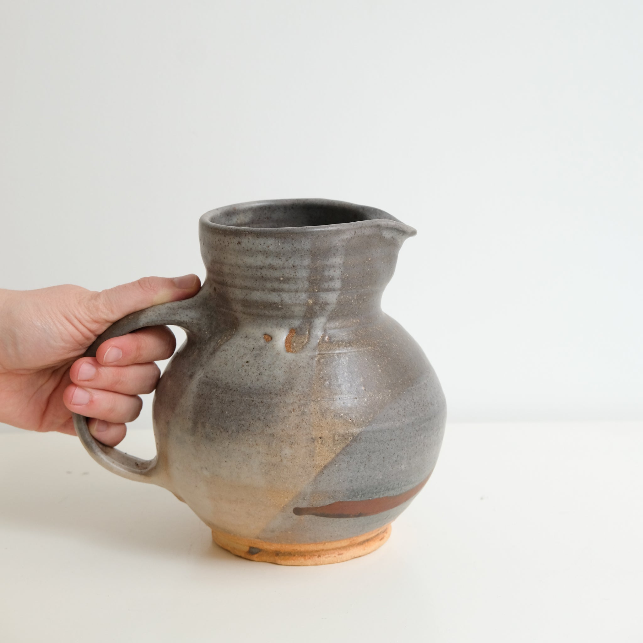 Pichet en grès cuisson bois 1,4L - Gris foncé de Maud Thiefaine chez Brutal Ceramics
