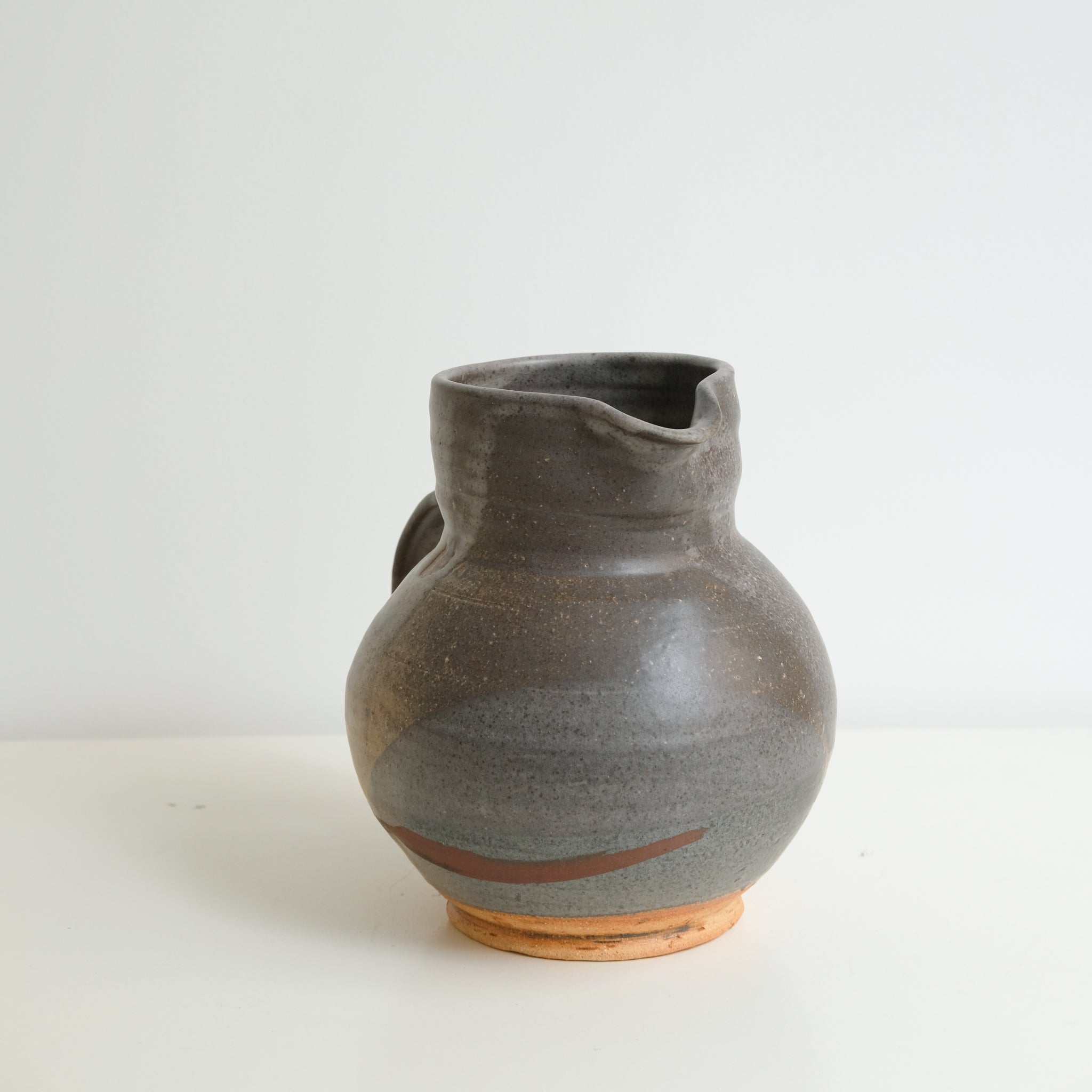 Pichet en grès cuisson bois 1,4L - Gris foncé de Maud Thiefaine chez Brutal Ceramics
