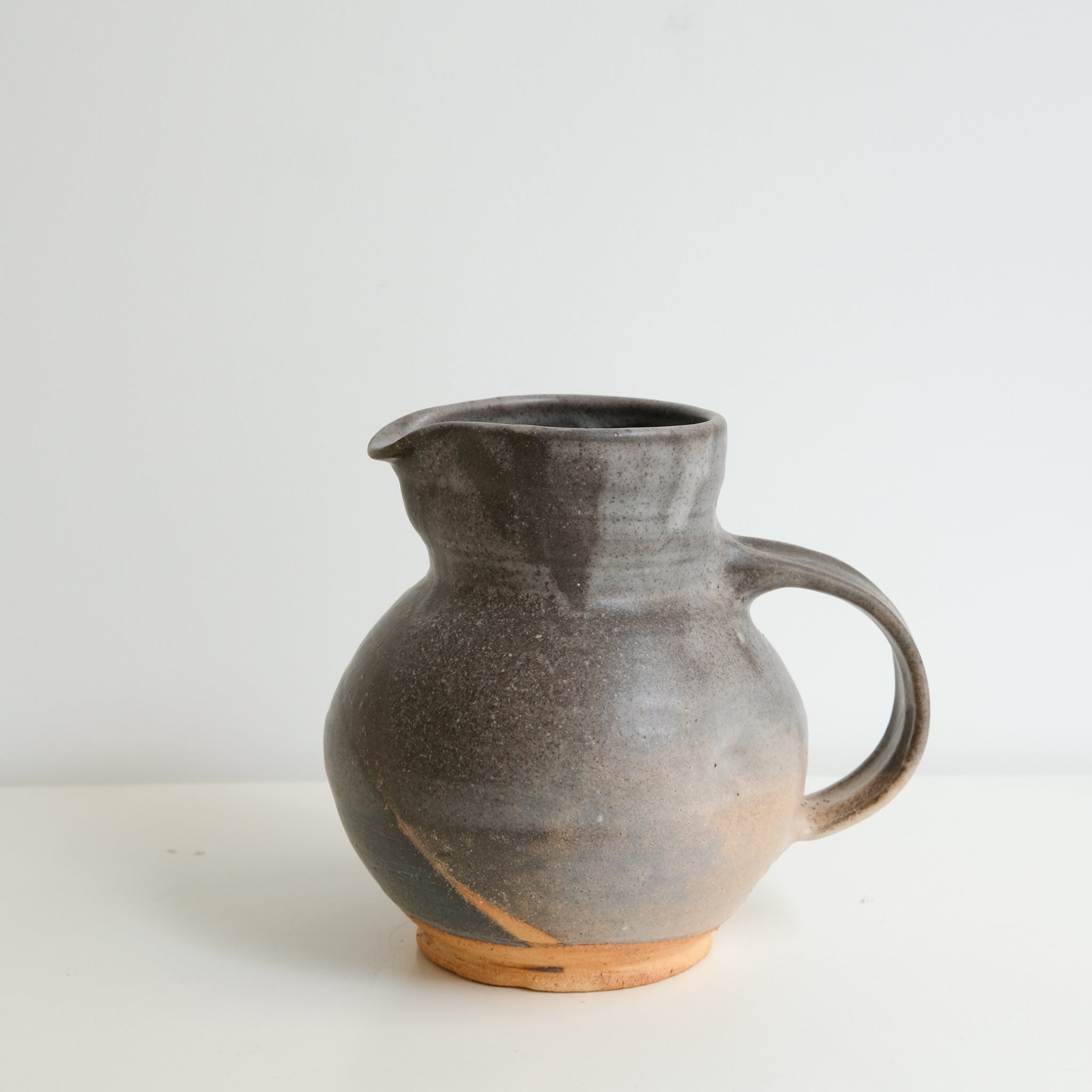Pichet en grès cuisson bois 1,4L - Gris foncé de Maud Thiefaine chez Brutal Ceramics