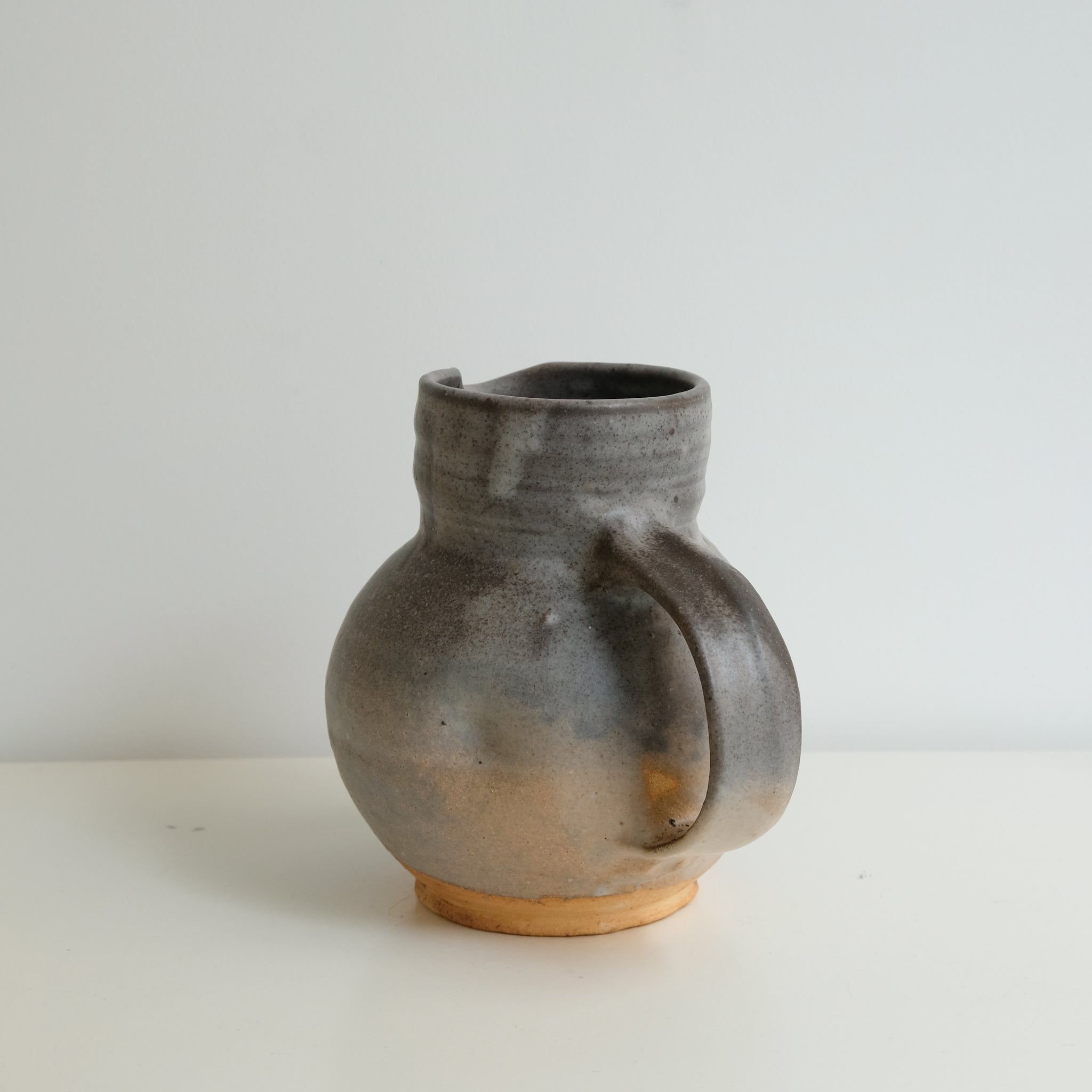 Pichet en grès cuisson bois 1,4L - Gris foncé de Maud Thiefaine chez Brutal Ceramics