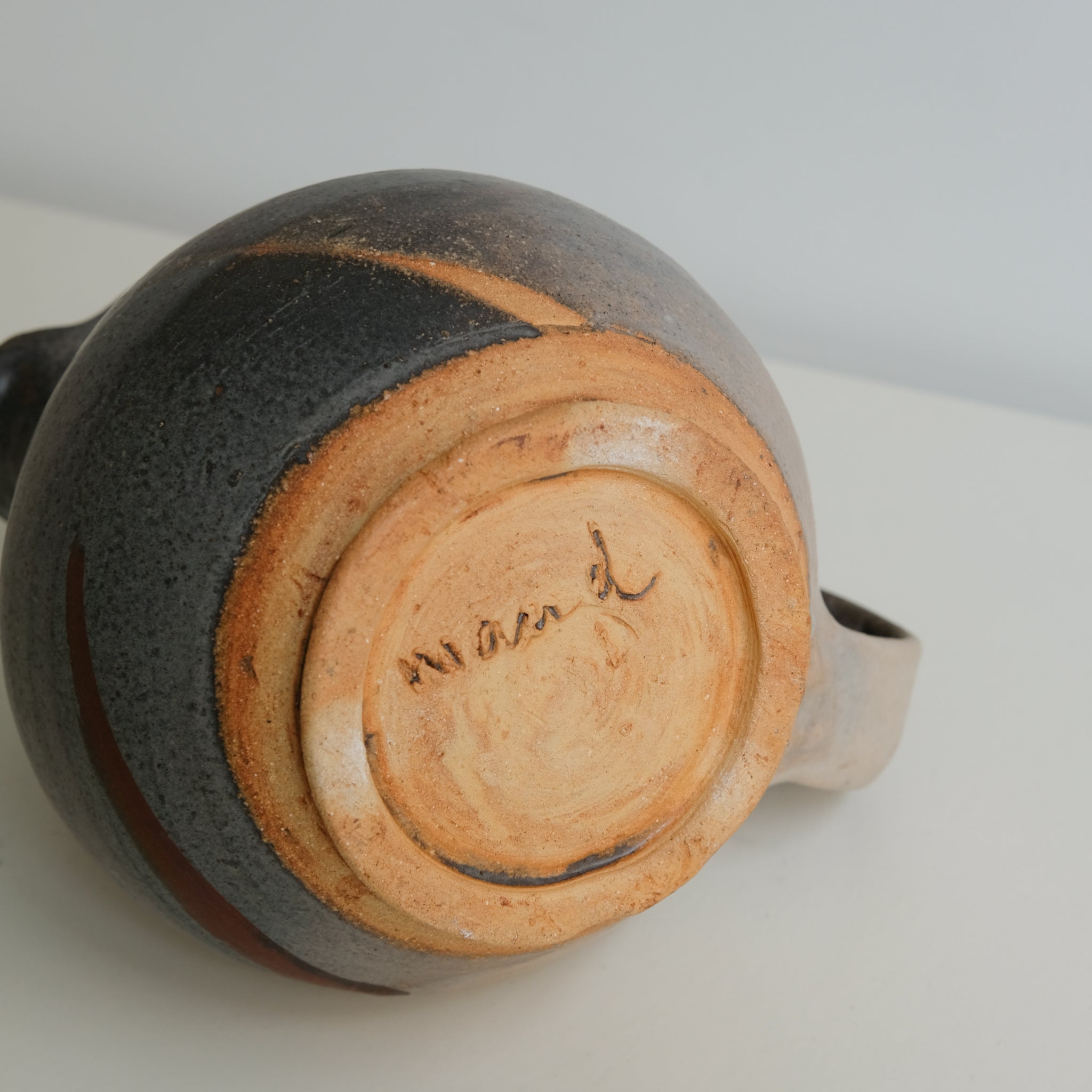 Pichet en grès cuisson bois 1,4L - Gris foncé de Maud Thiefaine chez Brutal Ceramics