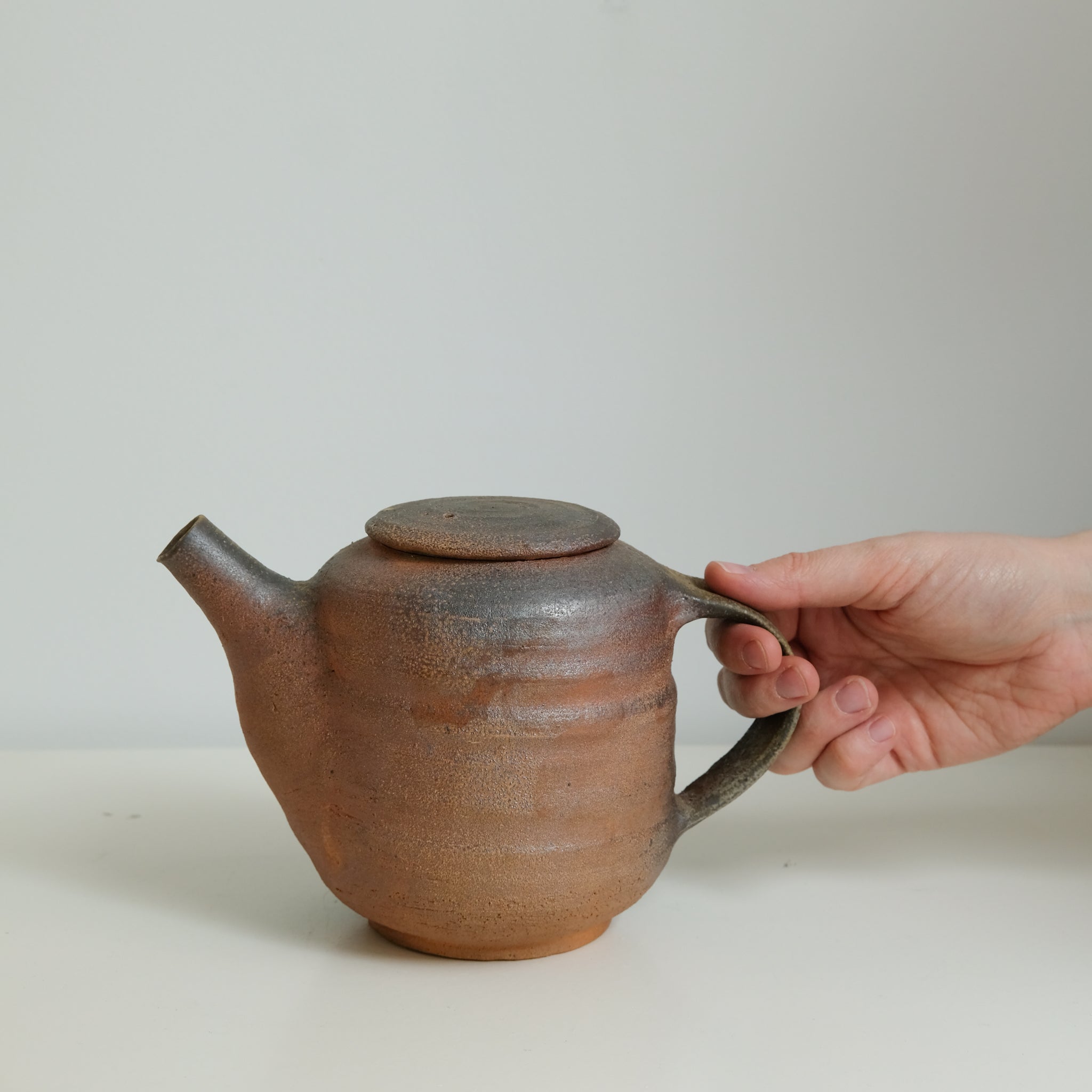 Théière en grès cuisson bois 1L - Terre Brute de Maud Thiefaine chez Brutal Ceramics
