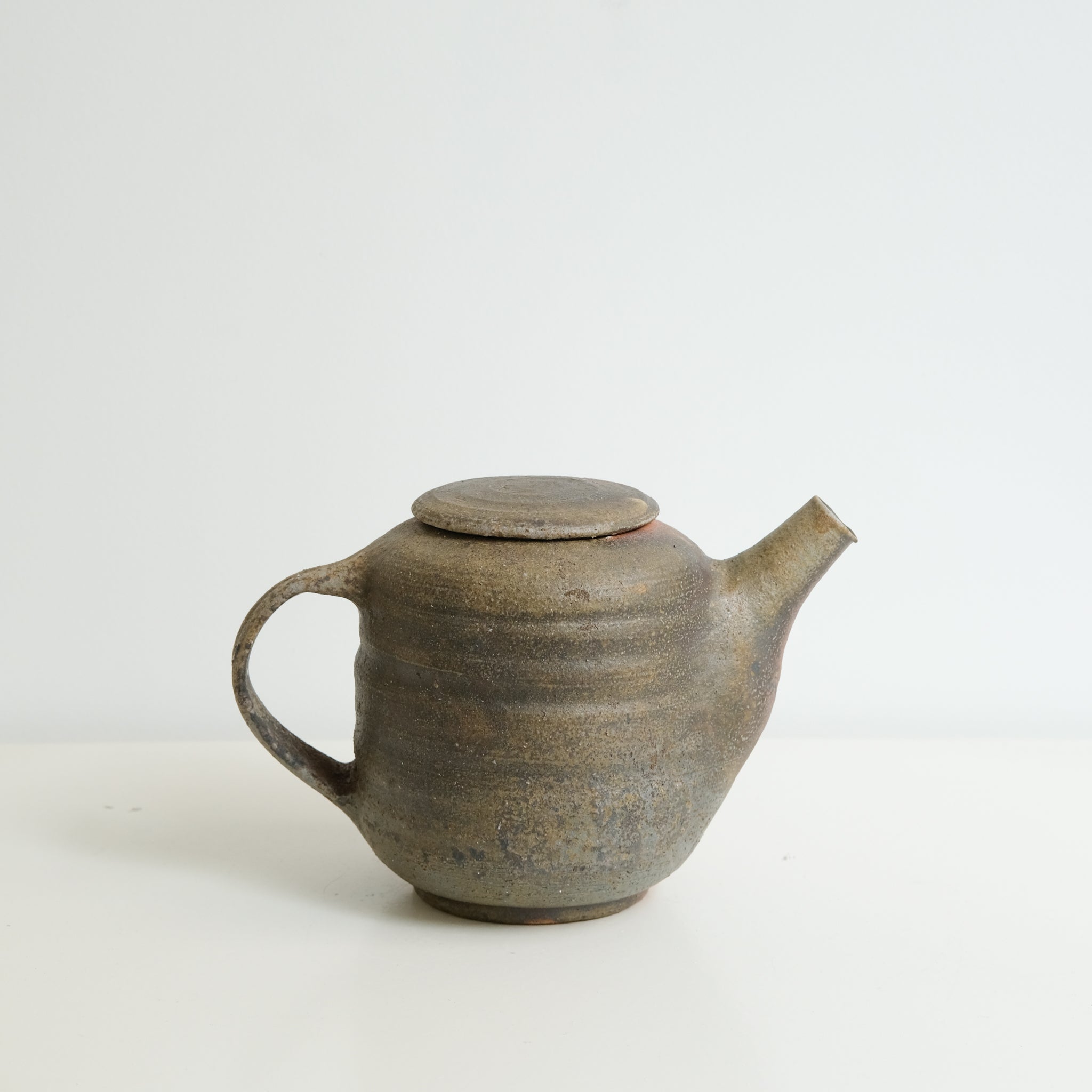 Théière en grès cuisson bois 1L - Terre Brute de Maud Thiefaine chez Brutal Ceramics