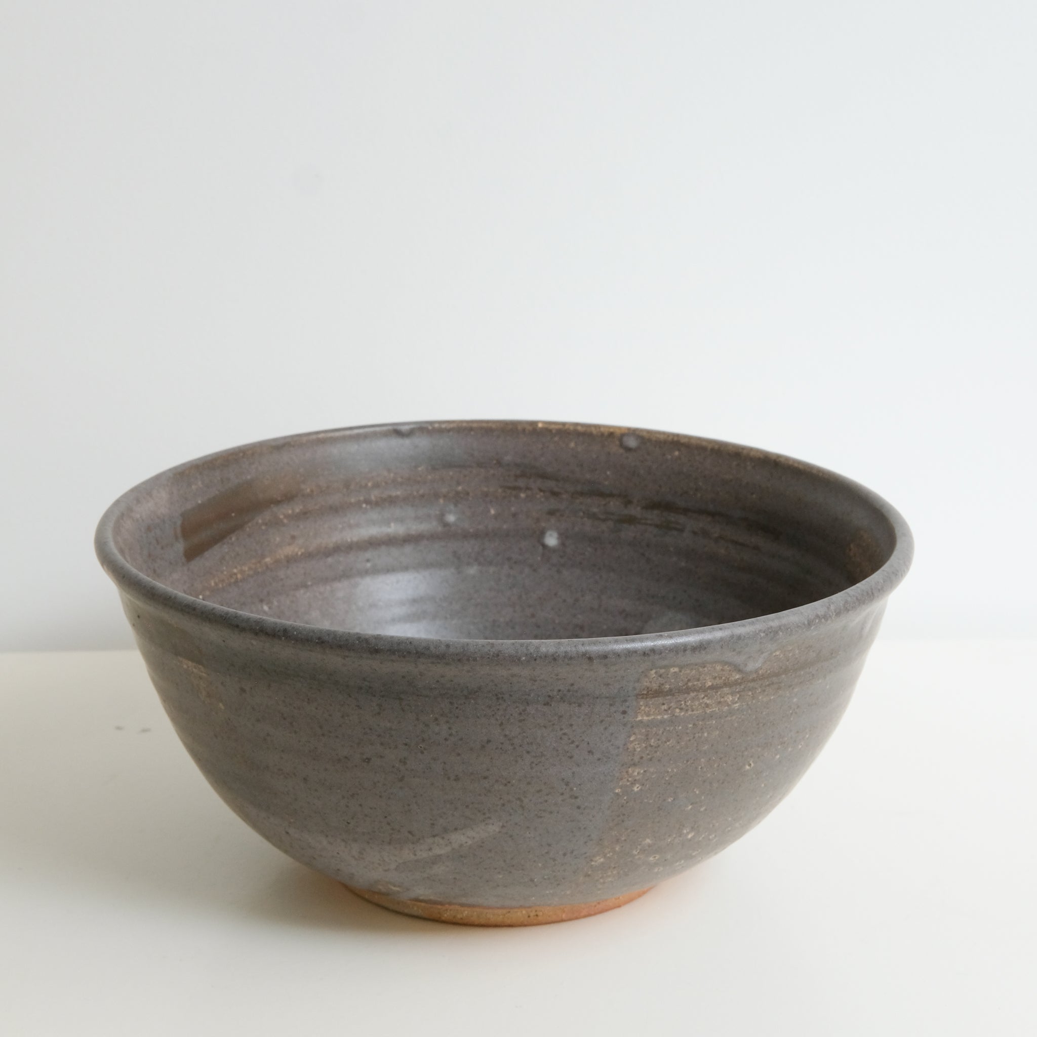 Saladier en grès cuisson bois D 26cm - Gris foncé de Maud Thiefaine chez Brutal Ceramics