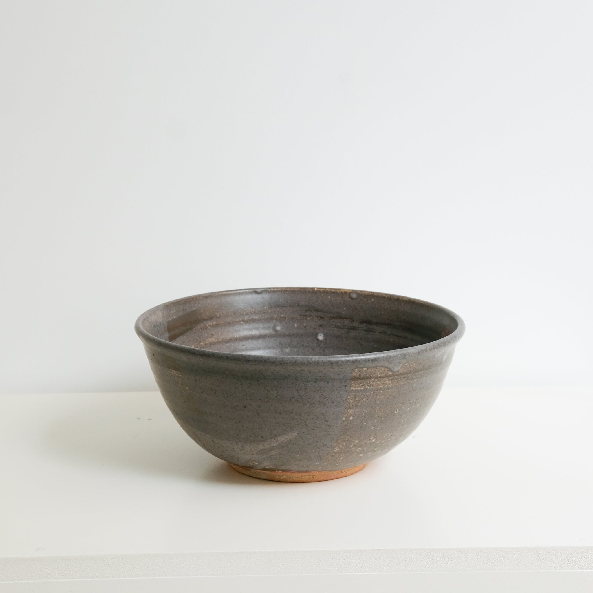 Saladier en grès cuisson bois D 26cm - Gris foncé de Maud Thiefaine chez Brutal Ceramics