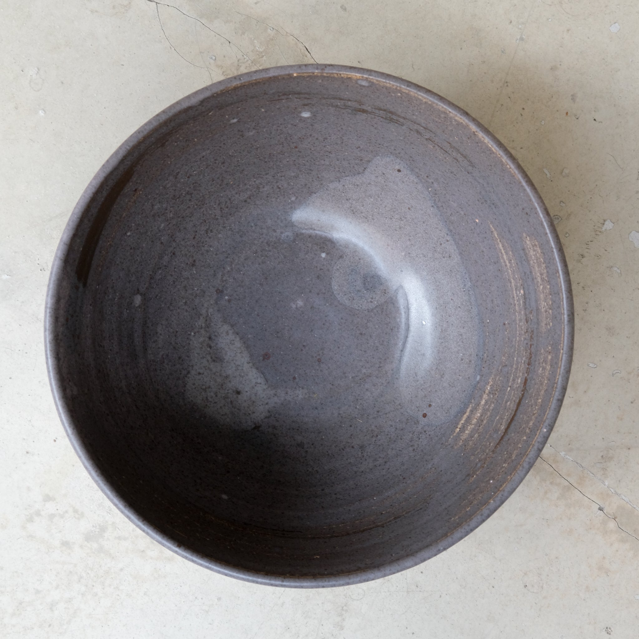 Saladier en grès cuisson bois D 26cm - Gris foncé de Maud Thiefaine chez Brutal Ceramics
