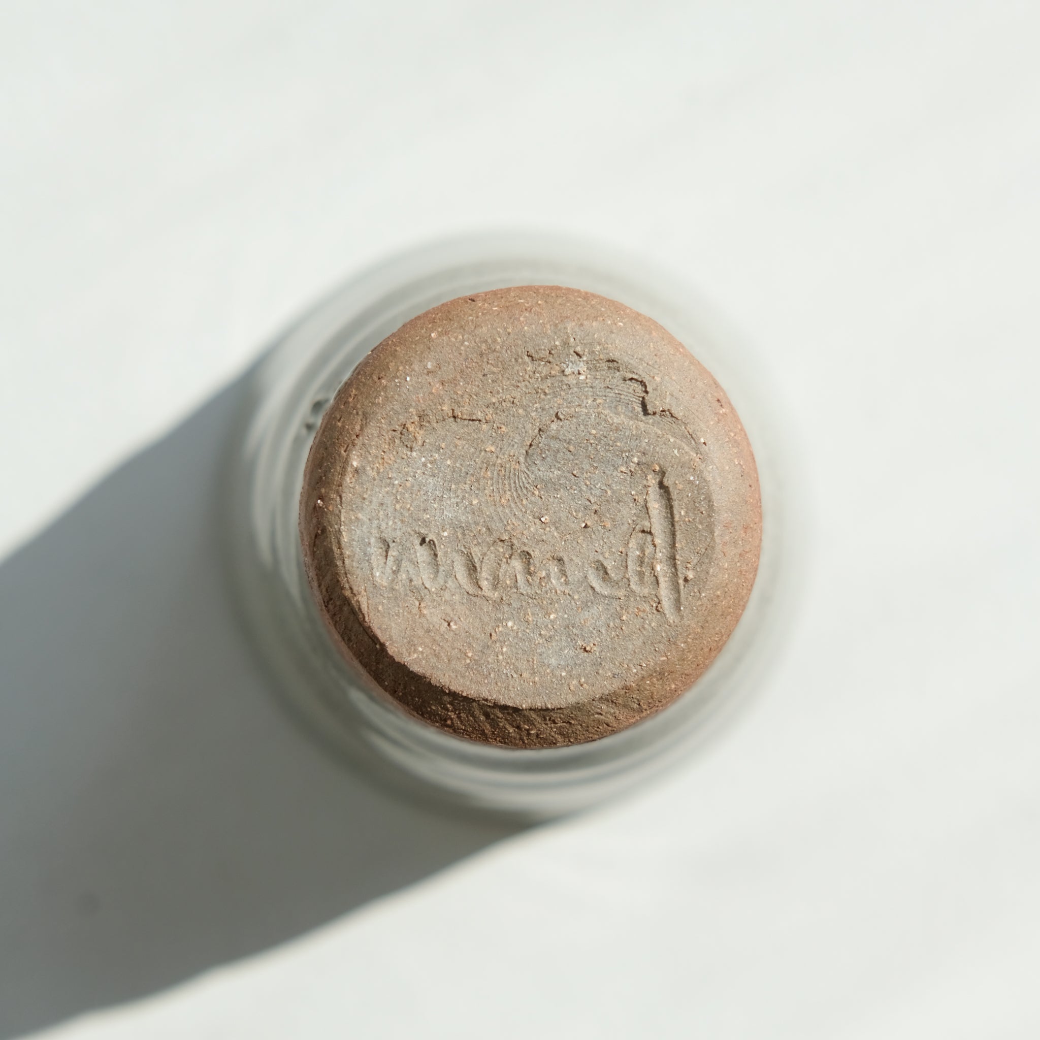 Tasse en grès cuisson bois 110ml (5) - gris clair de Maud Thiefaine chez Brutal Ceramics