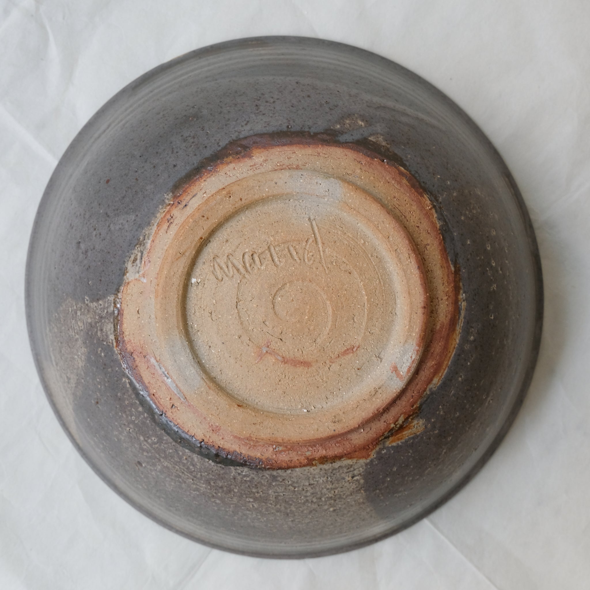 Saladier en grès cuisson bois D 26cm - Gris foncé de Maud Thiefaine chez Brutal Ceramics