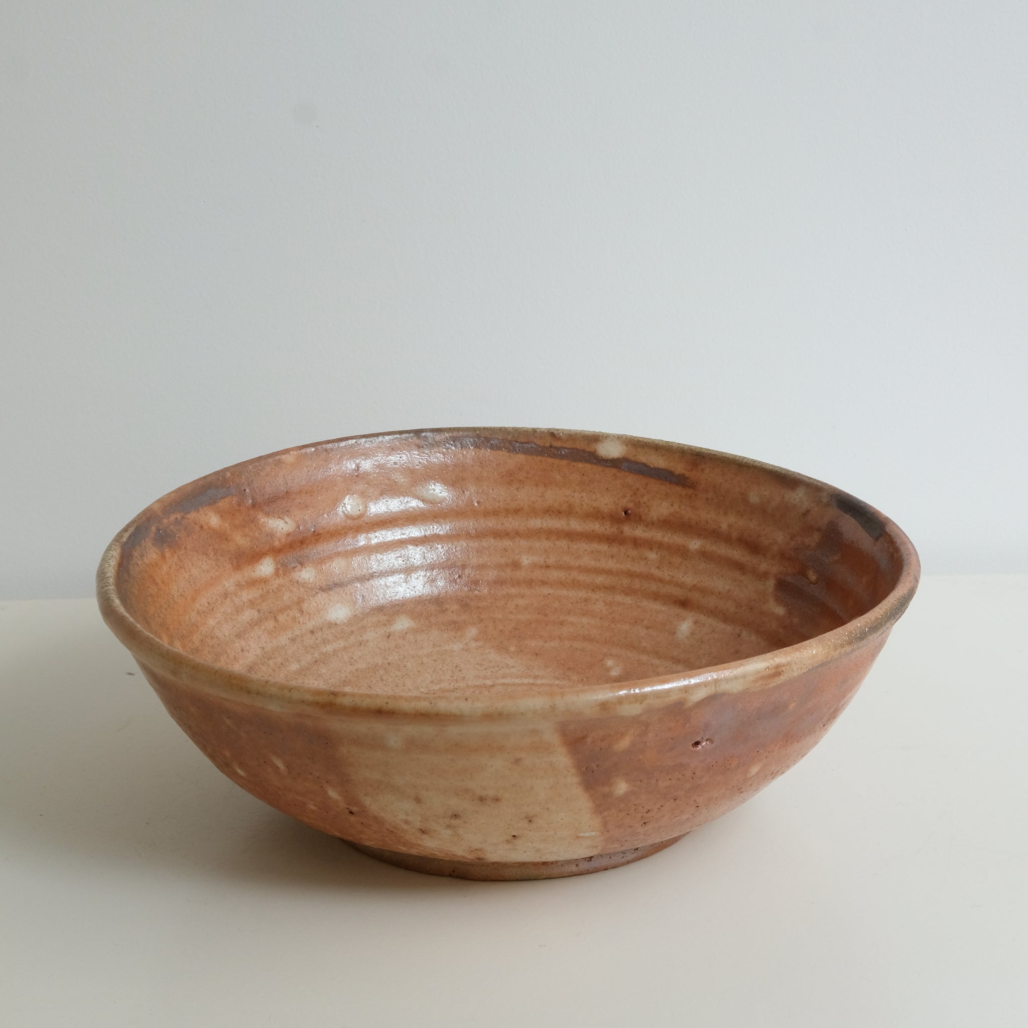 Saladier en grès cuisson bois D 27cm - orangé de Maud Thiefaine chez Brutal Ceramics