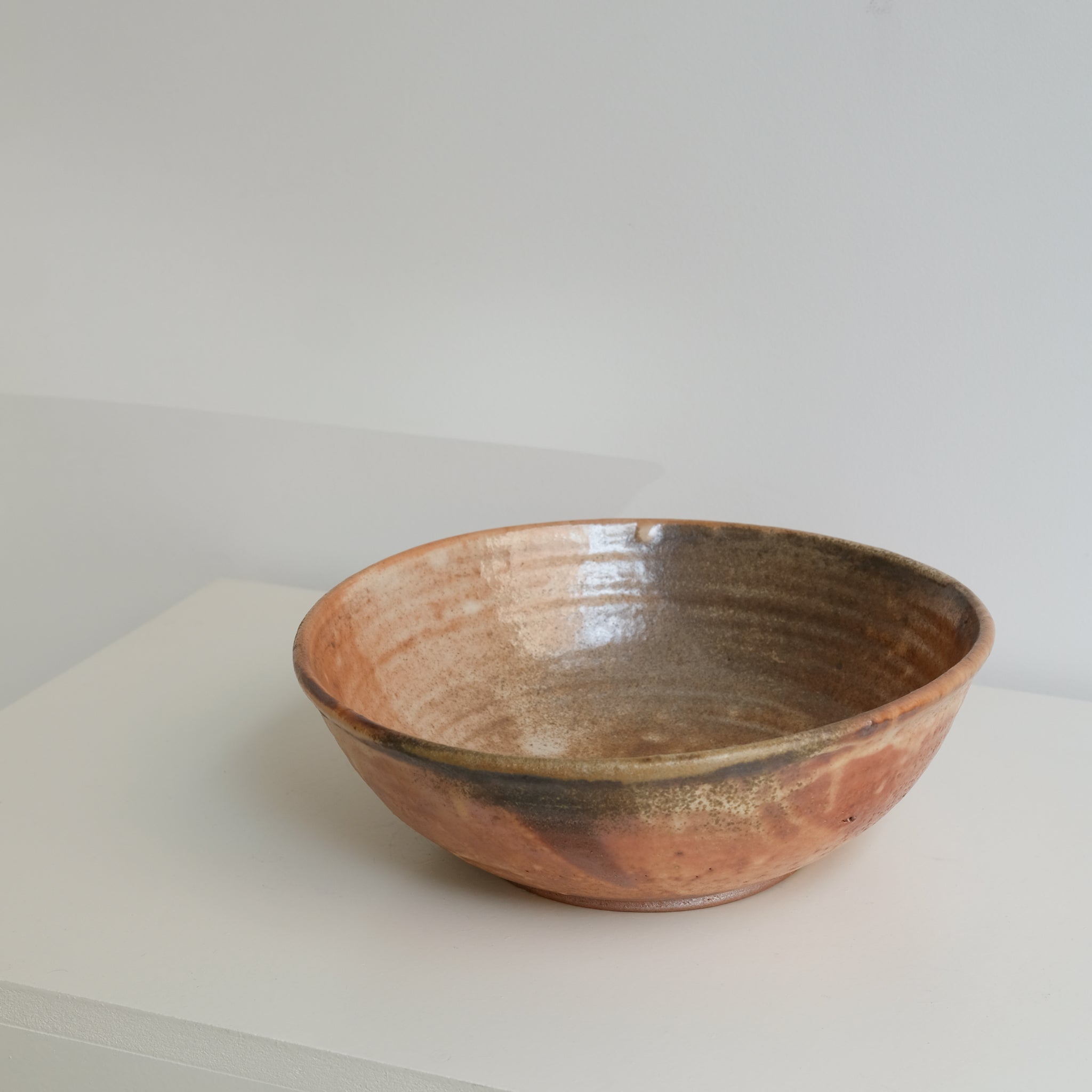 Saladier en grès cuisson bois D 27cm - orangé de Maud Thiefaine chez Brutal Ceramics