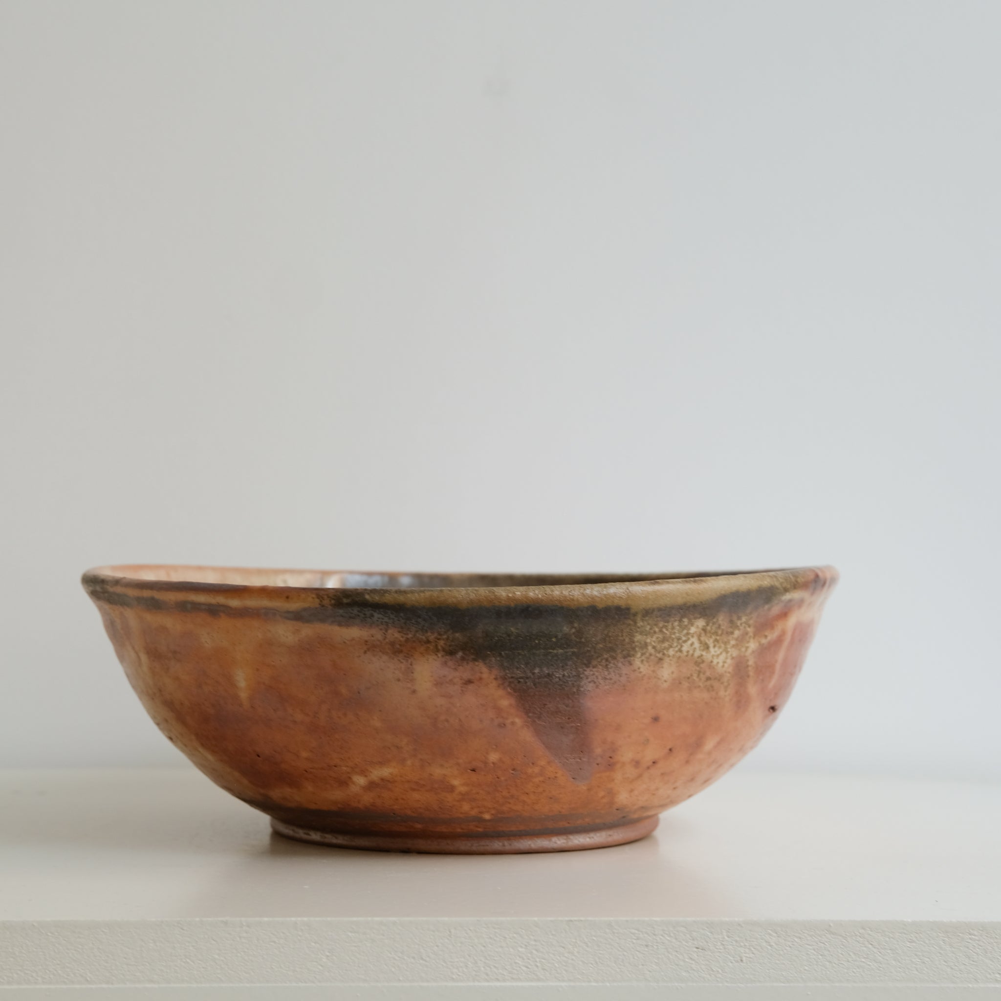Saladier en grès cuisson bois D 27cm - orangé de Maud Thiefaine chez Brutal Ceramics